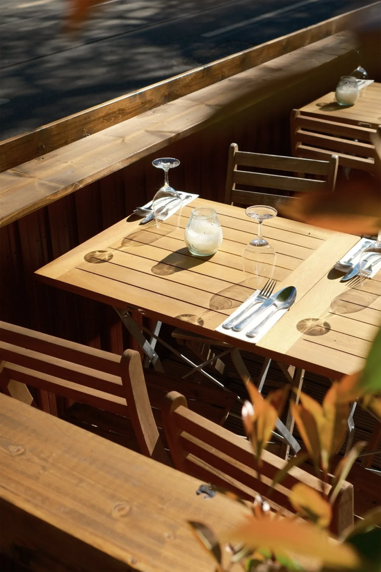 Gedeckter Tisch im em brass