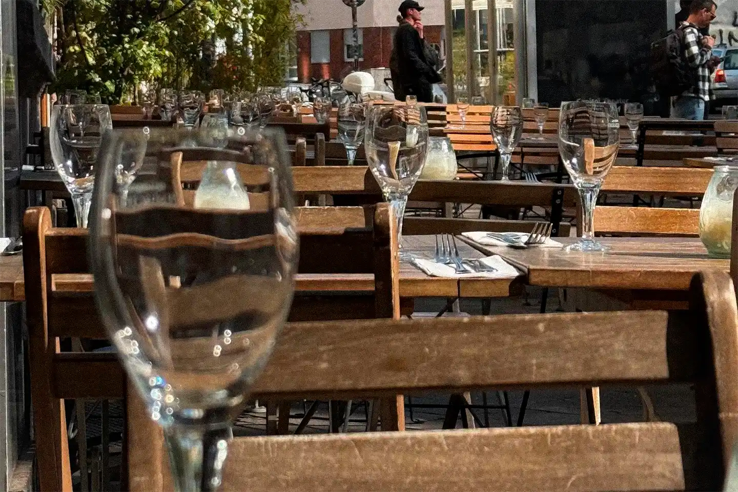 Gedeckte Tische auf der Terrasse des em brass
