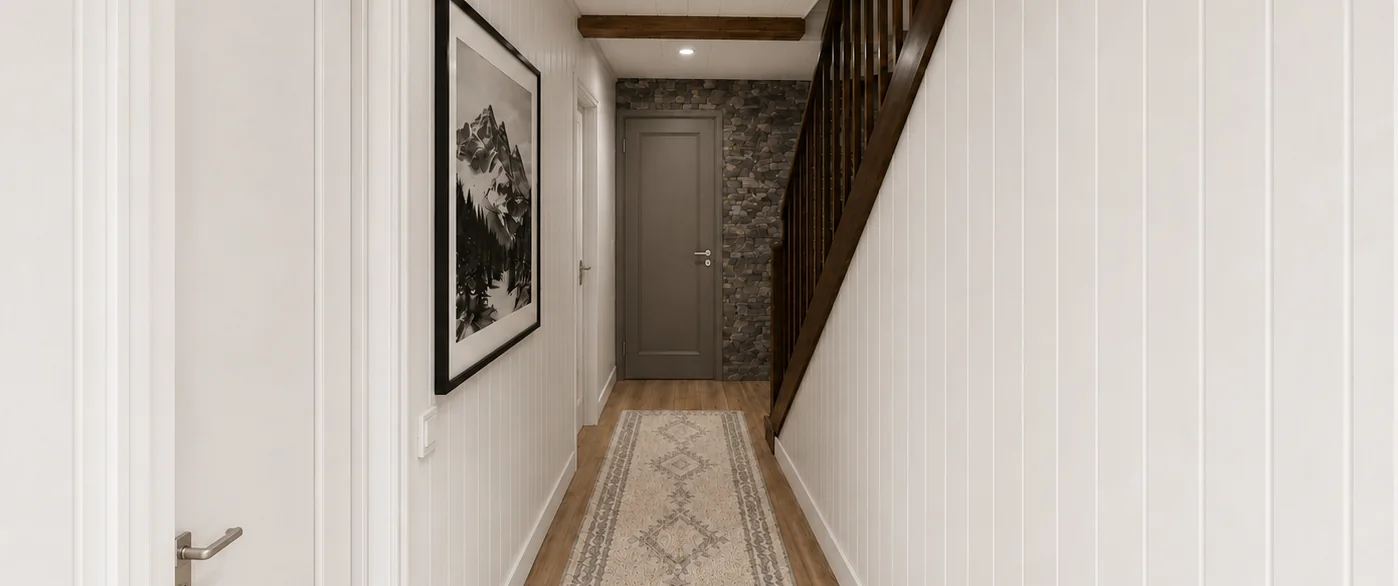 Projection du couloir : lambris blanc cassé, tapis de couloir et mur en pierre en fond.