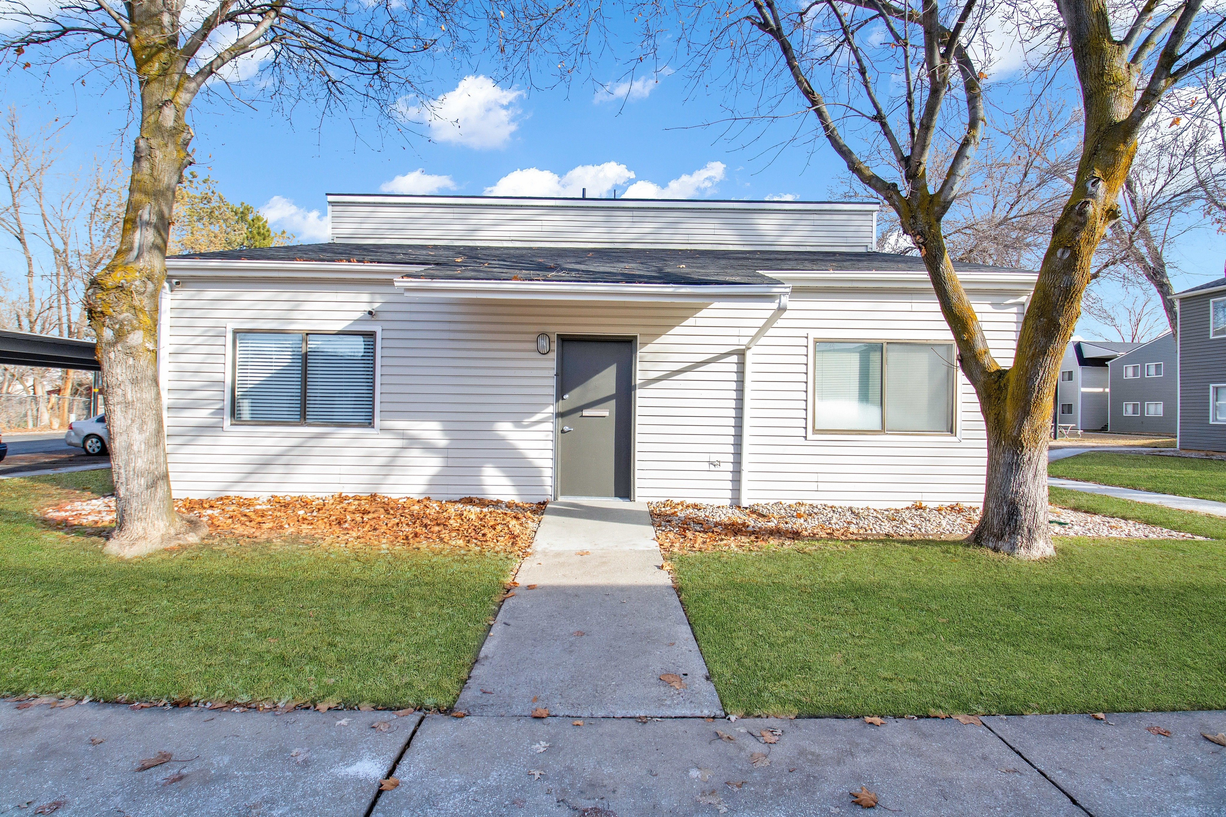 Ivy Apartments, Roy