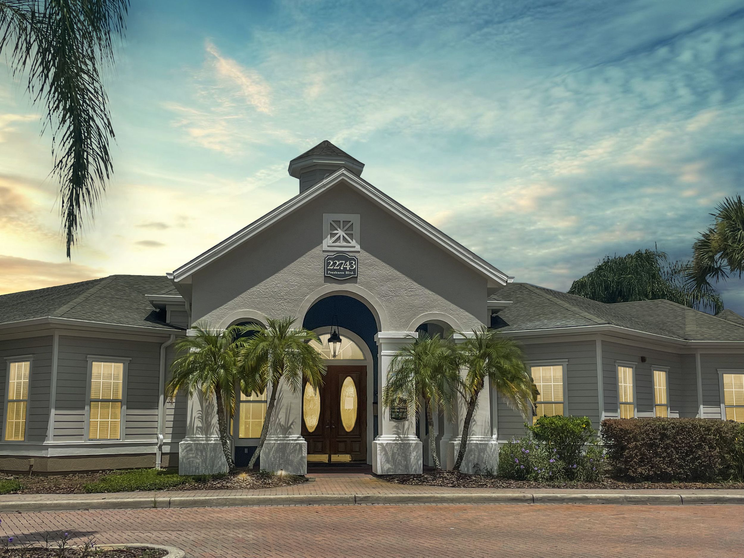 Lake 28: Clubhouse entrance