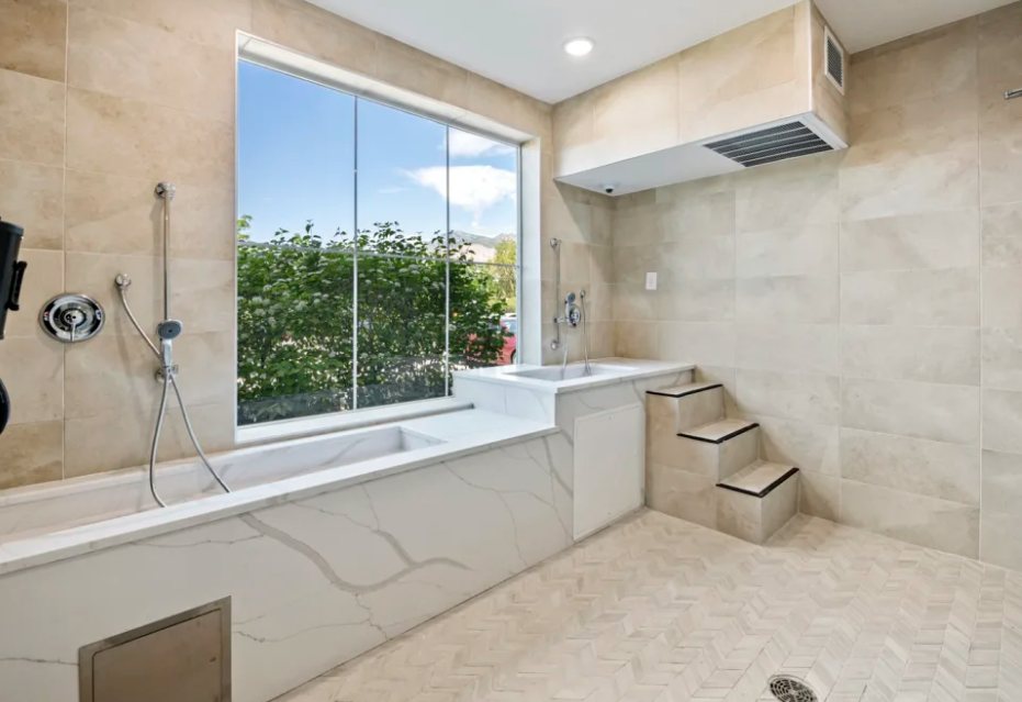 Colonial Court: Tiled pet wash station