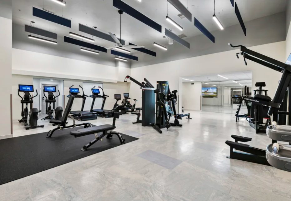Colonial Court: Renovated fitness center