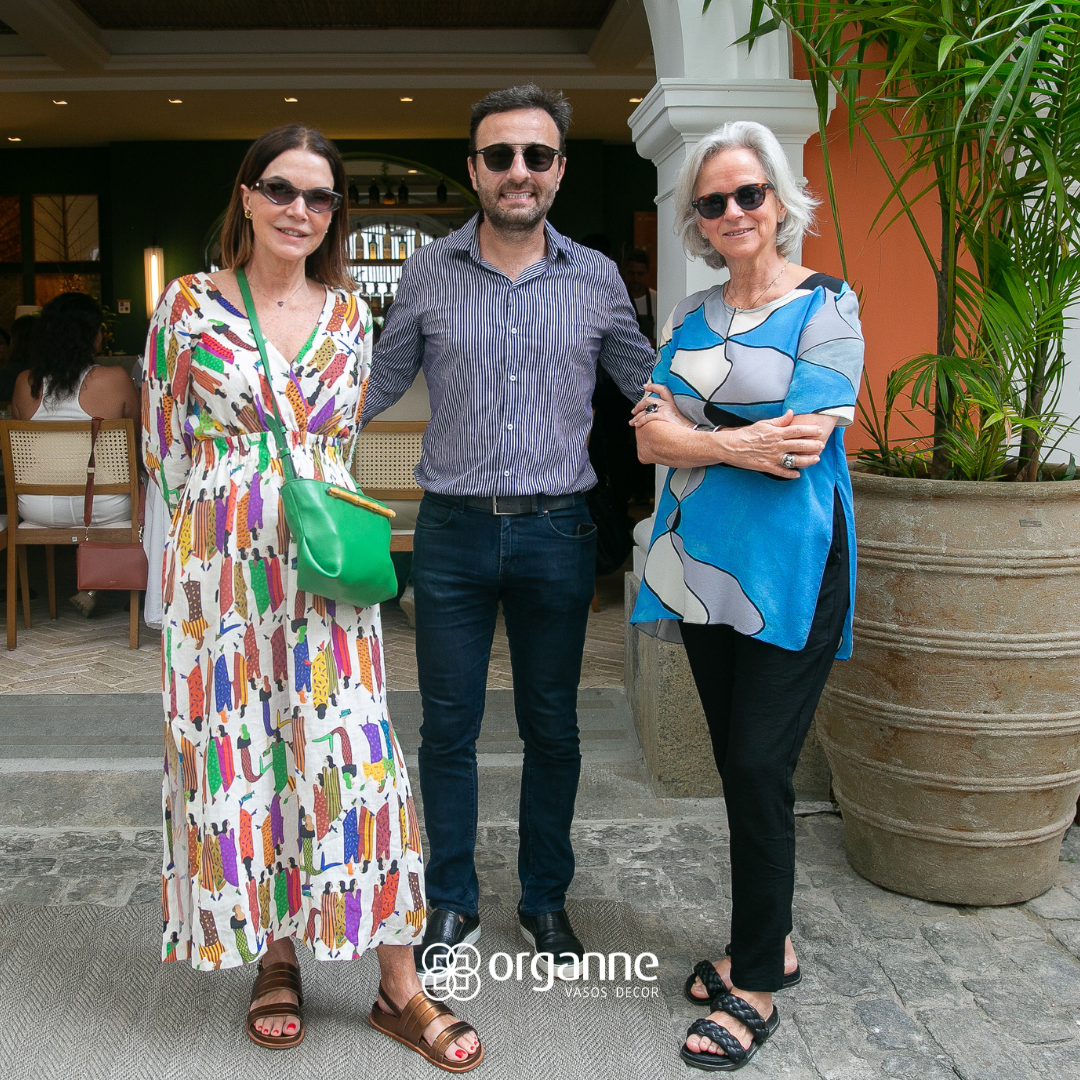 Paulo Henrique posa para foto com convidados.