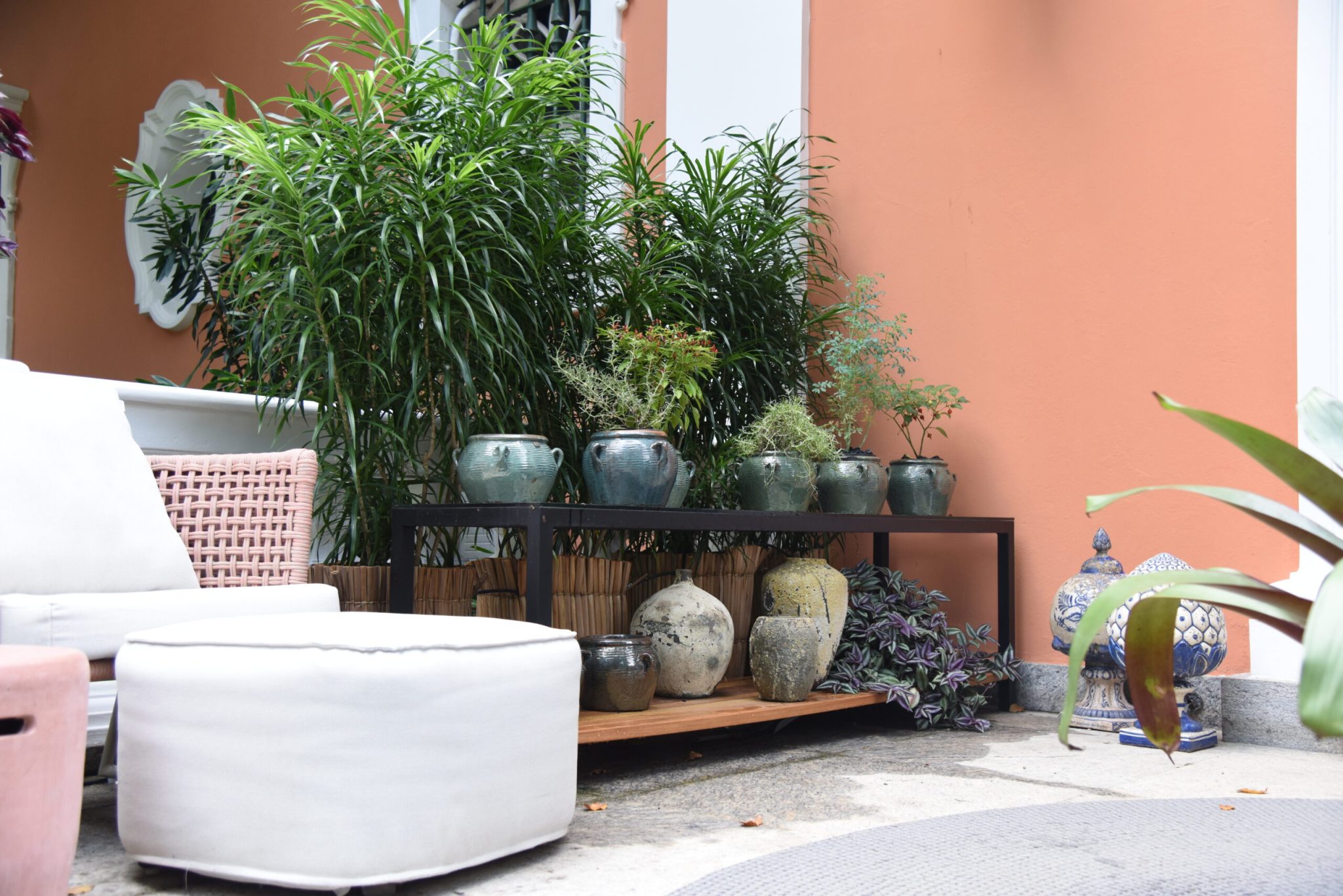 Imagem com vários vasos Brunei ambientados em decoração