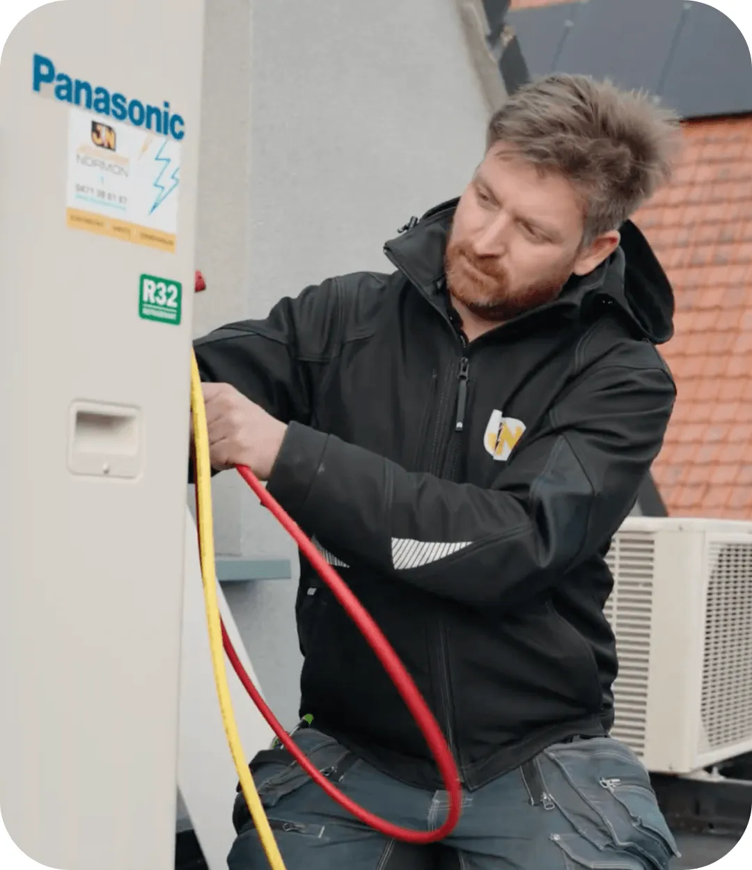 Installateur die een airconditioning installeert
