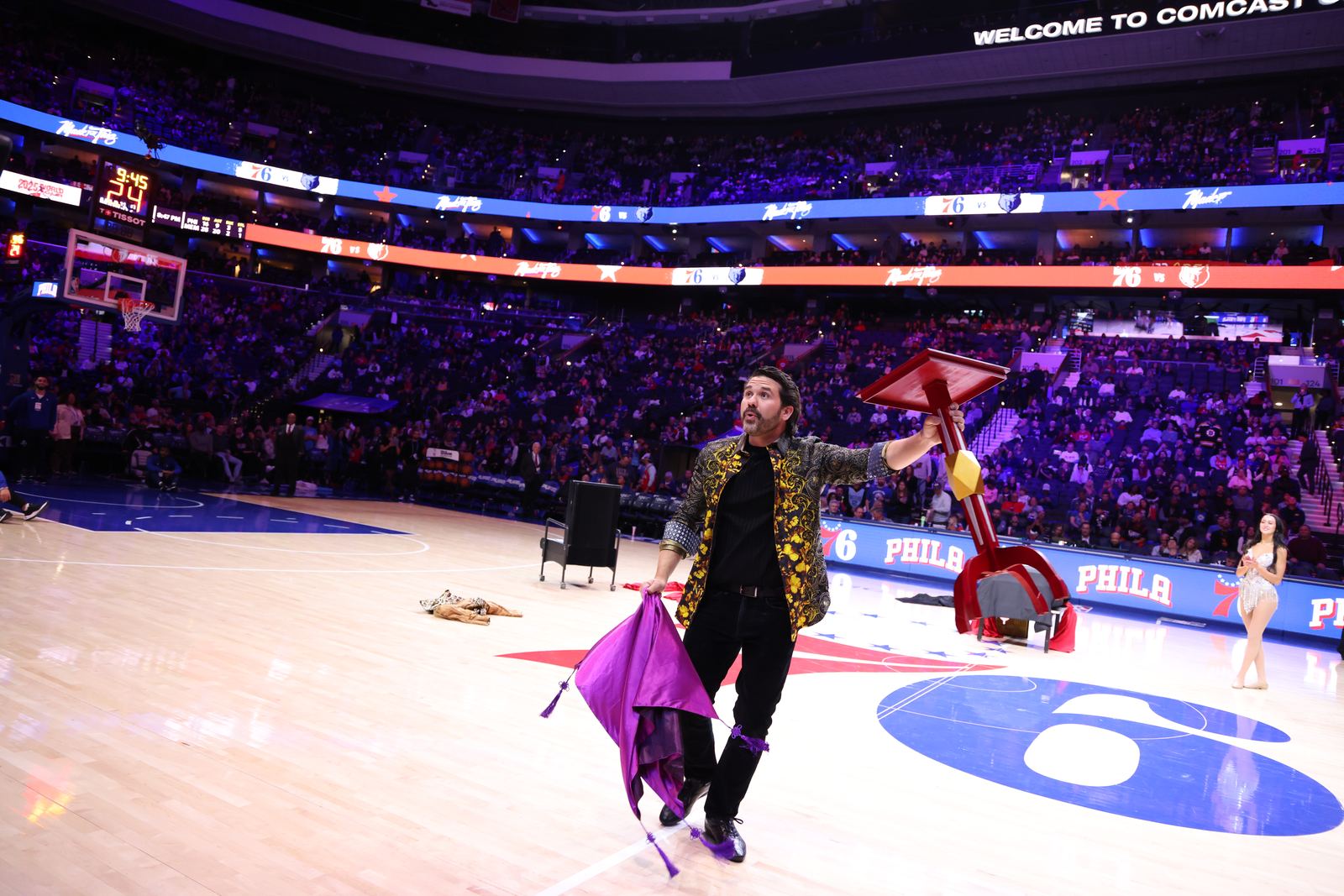 JP Wilson floating table illusion at NBA halftime