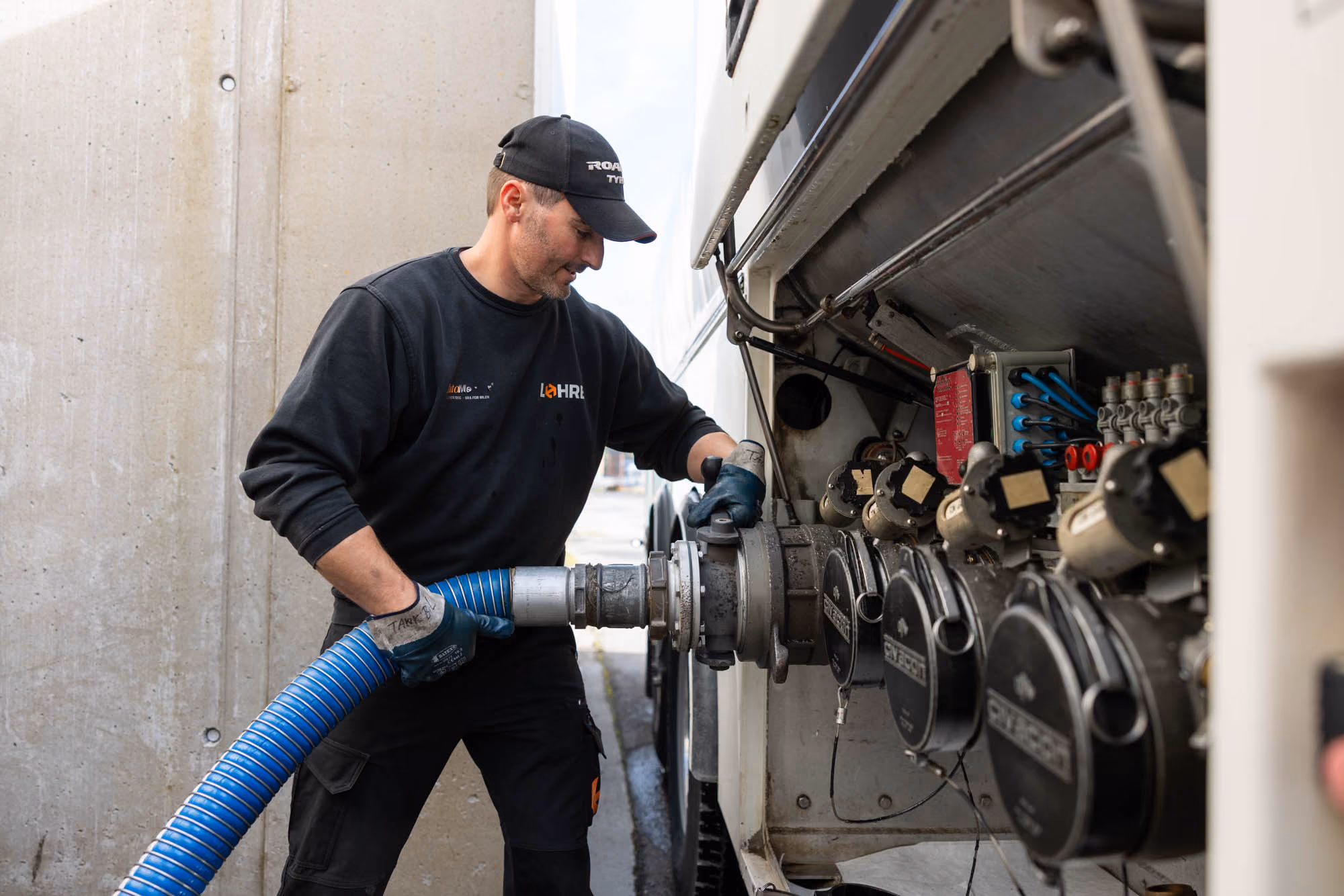 Ansatt fyller diesel med slangen fra tankbilen