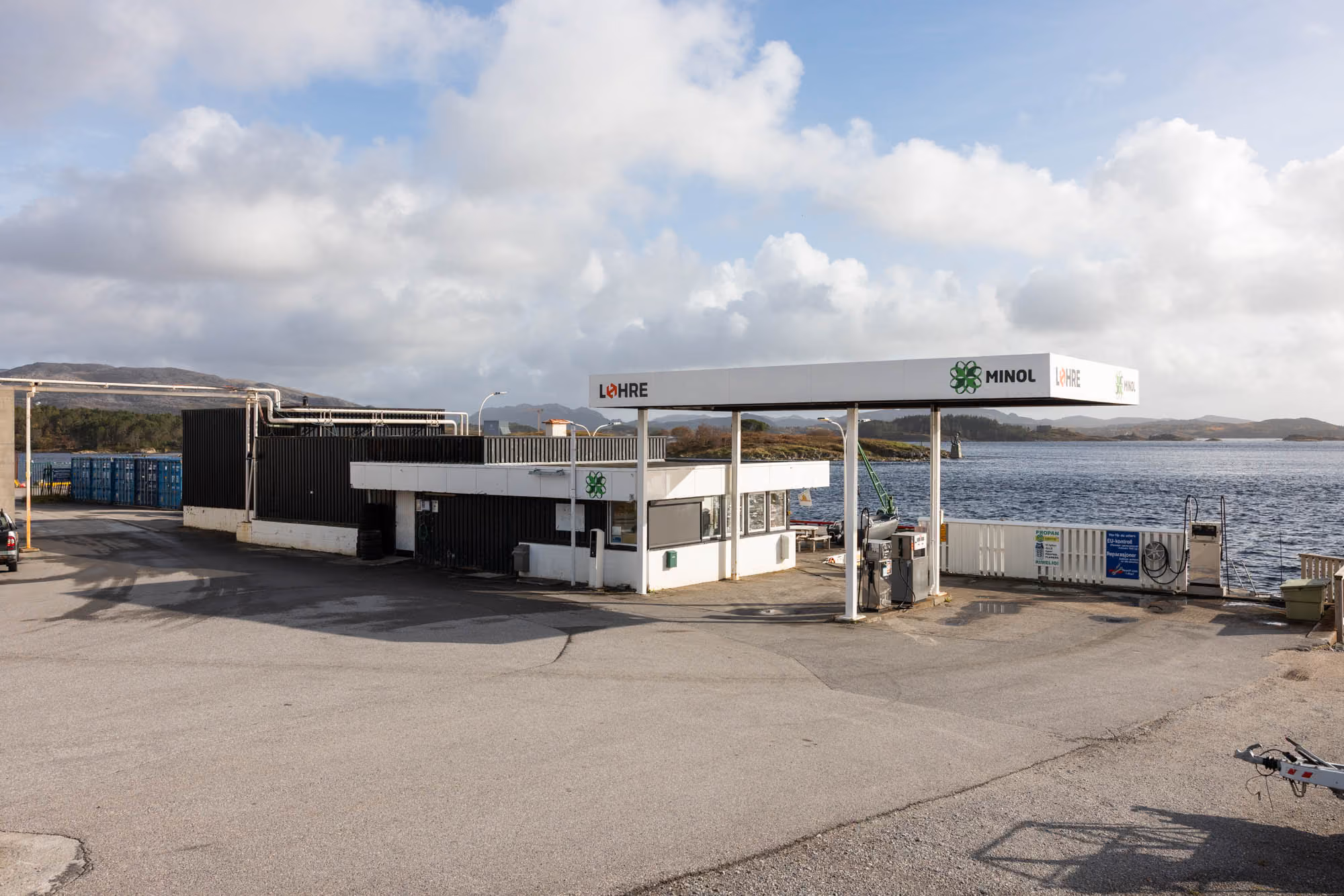 Løhre-stasjonen med Minol-pumper ved sjøen i Rørvik