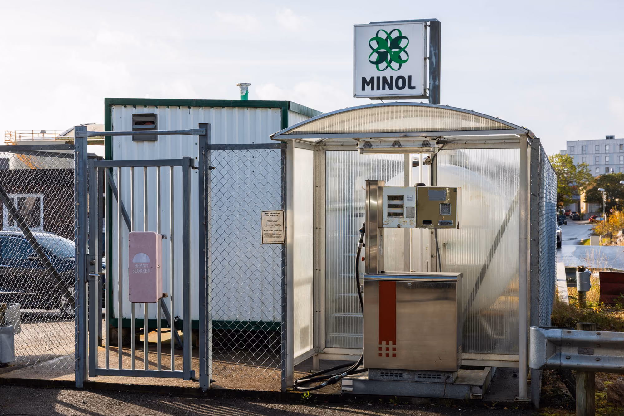 Inngjerdet pumpehus med Minol-pumpe ved stasjonen