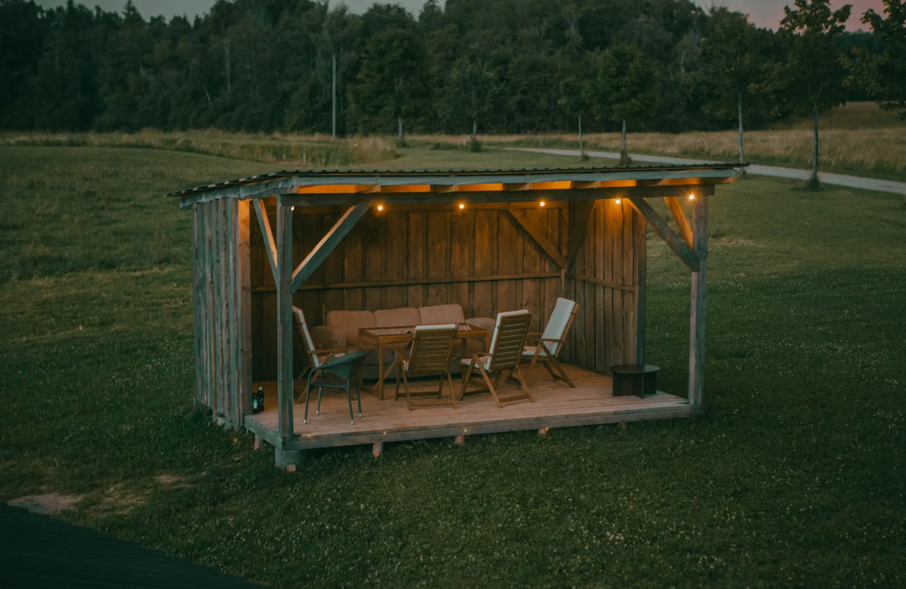 Une cabane de jardin qui vit avec les saisons