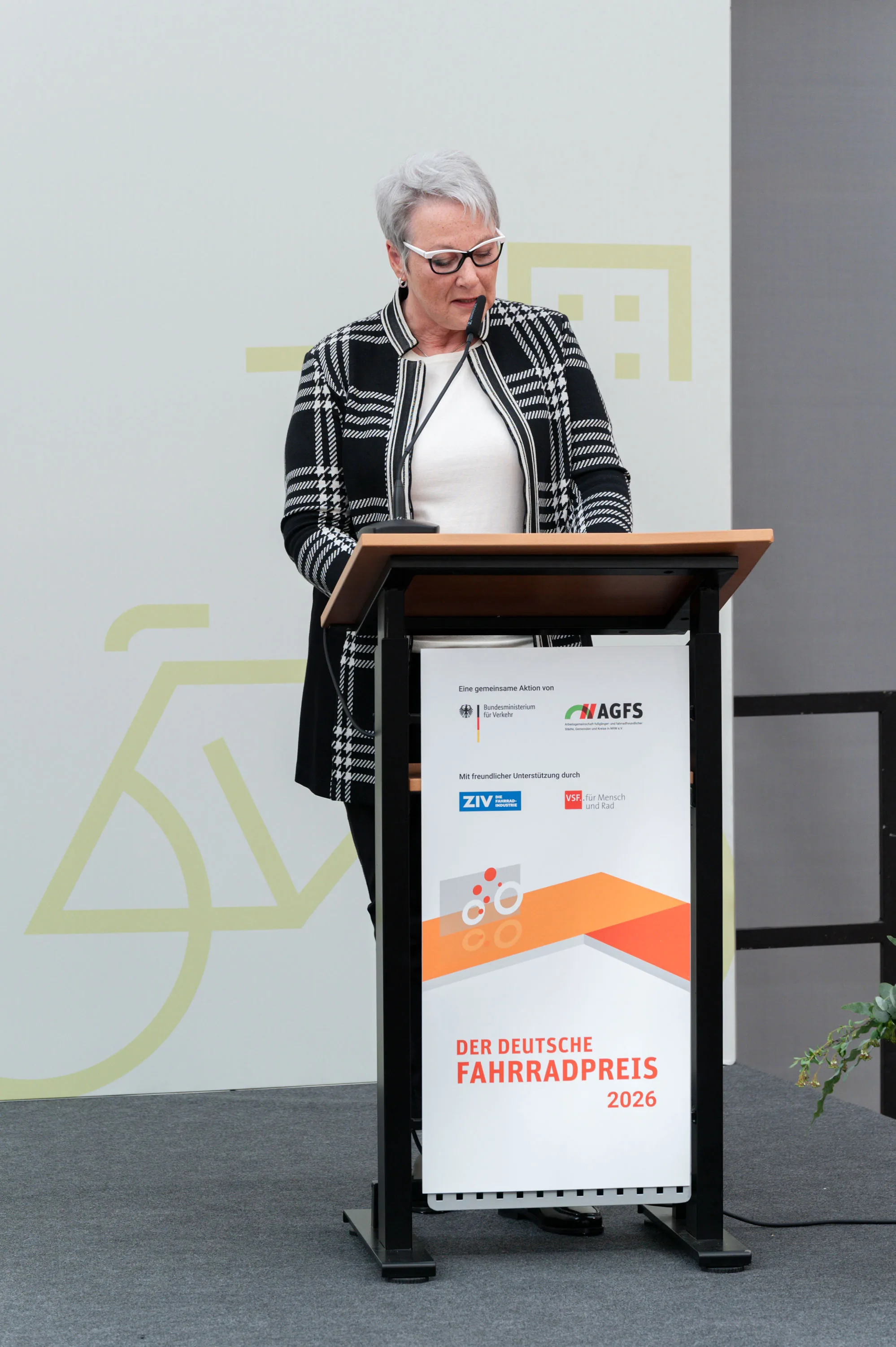 Christine Fuchs hält eine Rede