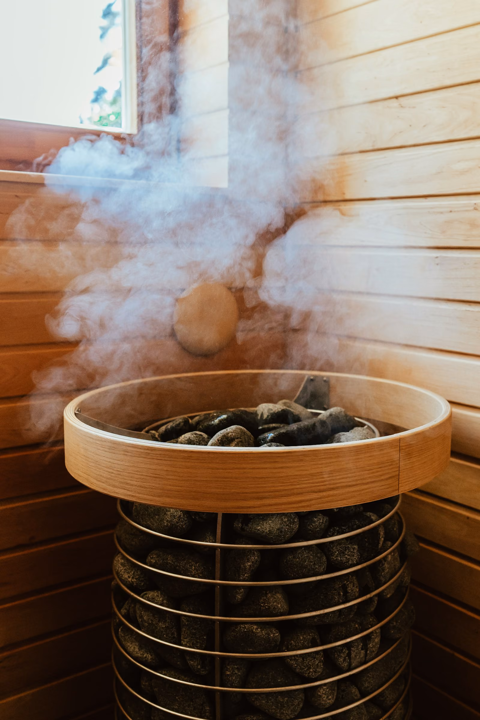 Vapeur sur les pierres chaudes du sauna