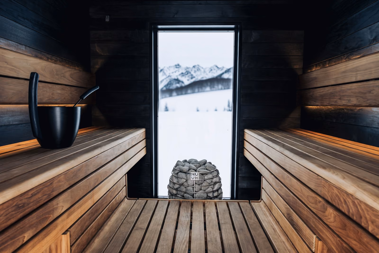 Poêle et fenêtre du sauna