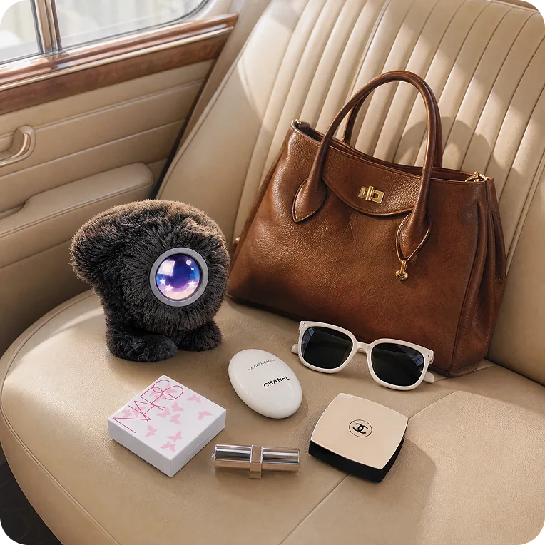 A Mumuland companion on a car seat with a leather handbag