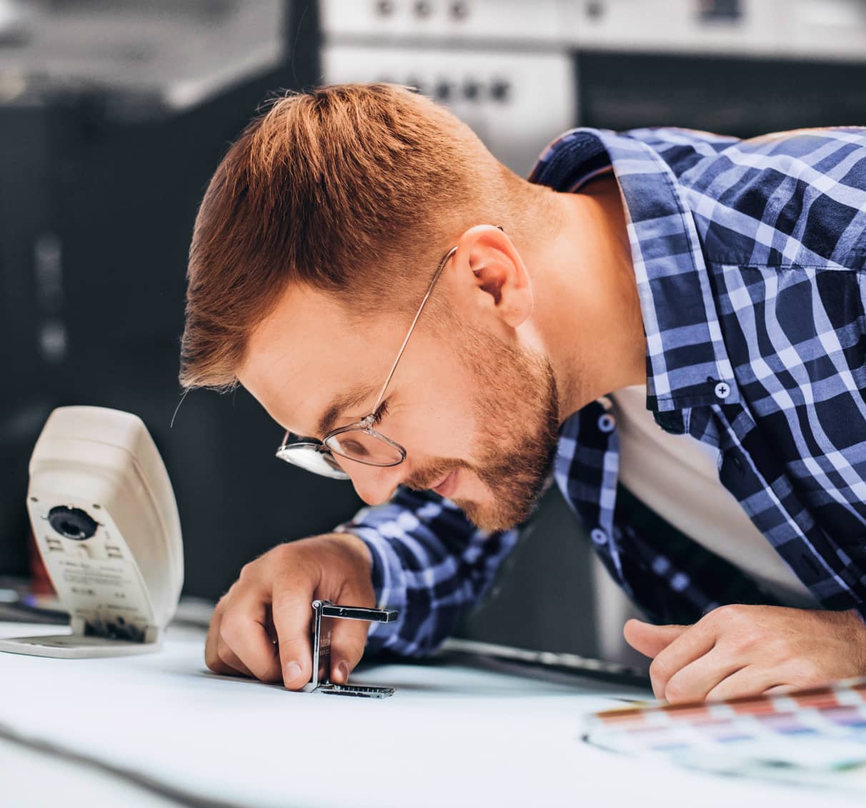 Man Doing Measurements - Print X Webflow Template