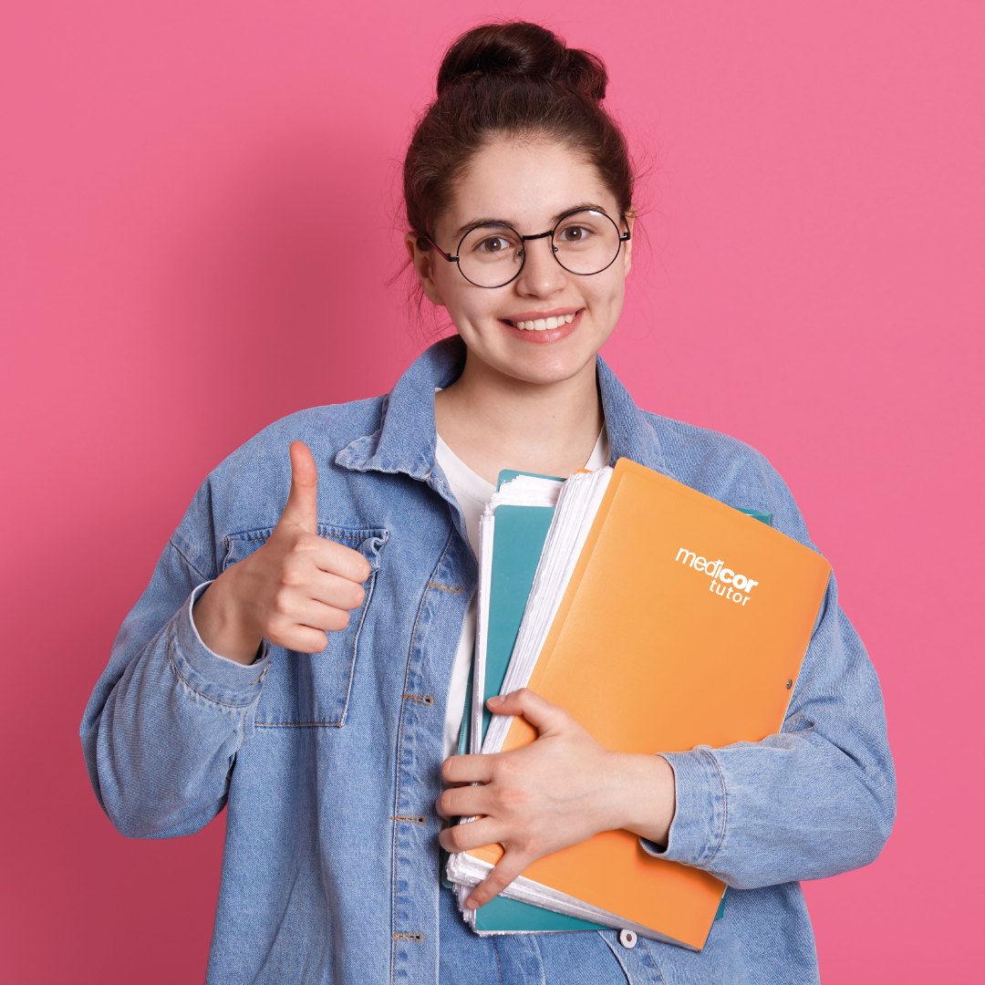 studentessa felice che ha scelto il piano B per sostenere il test di ammissione a medicina