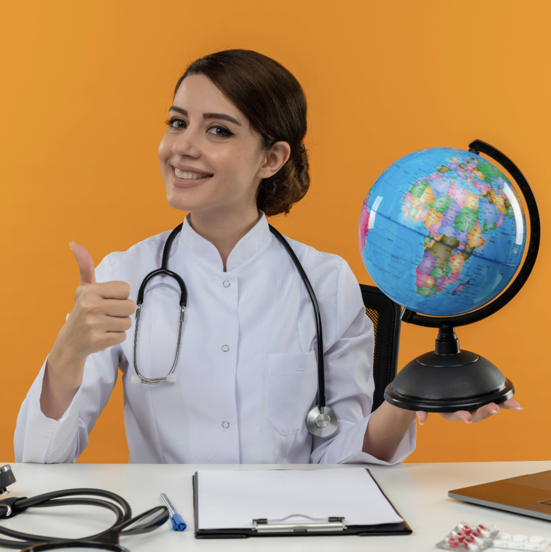 medico con camice e globo, studiare medicina od odontoiatria all'estero