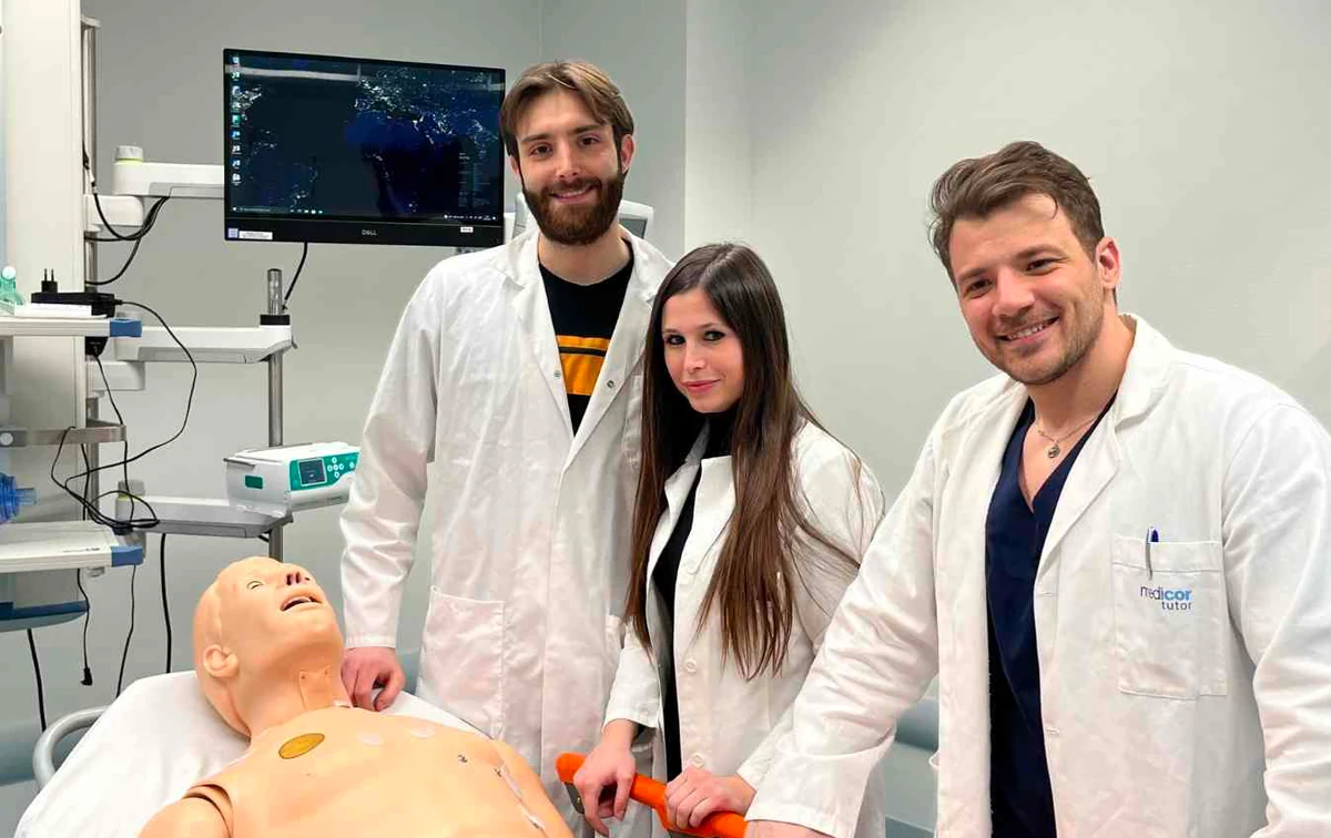 Medicor Tutor students in a medical simulation lab
