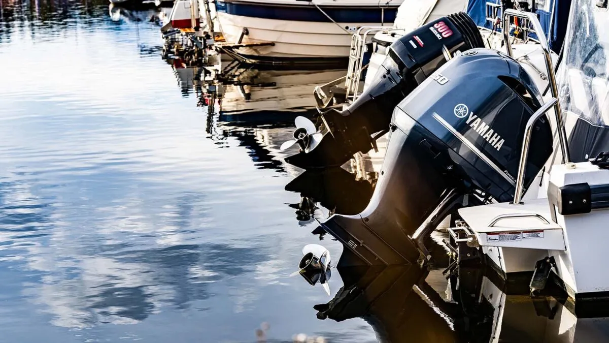 Yamaha påhengsmotorer med propeller på båter som ligger til kai