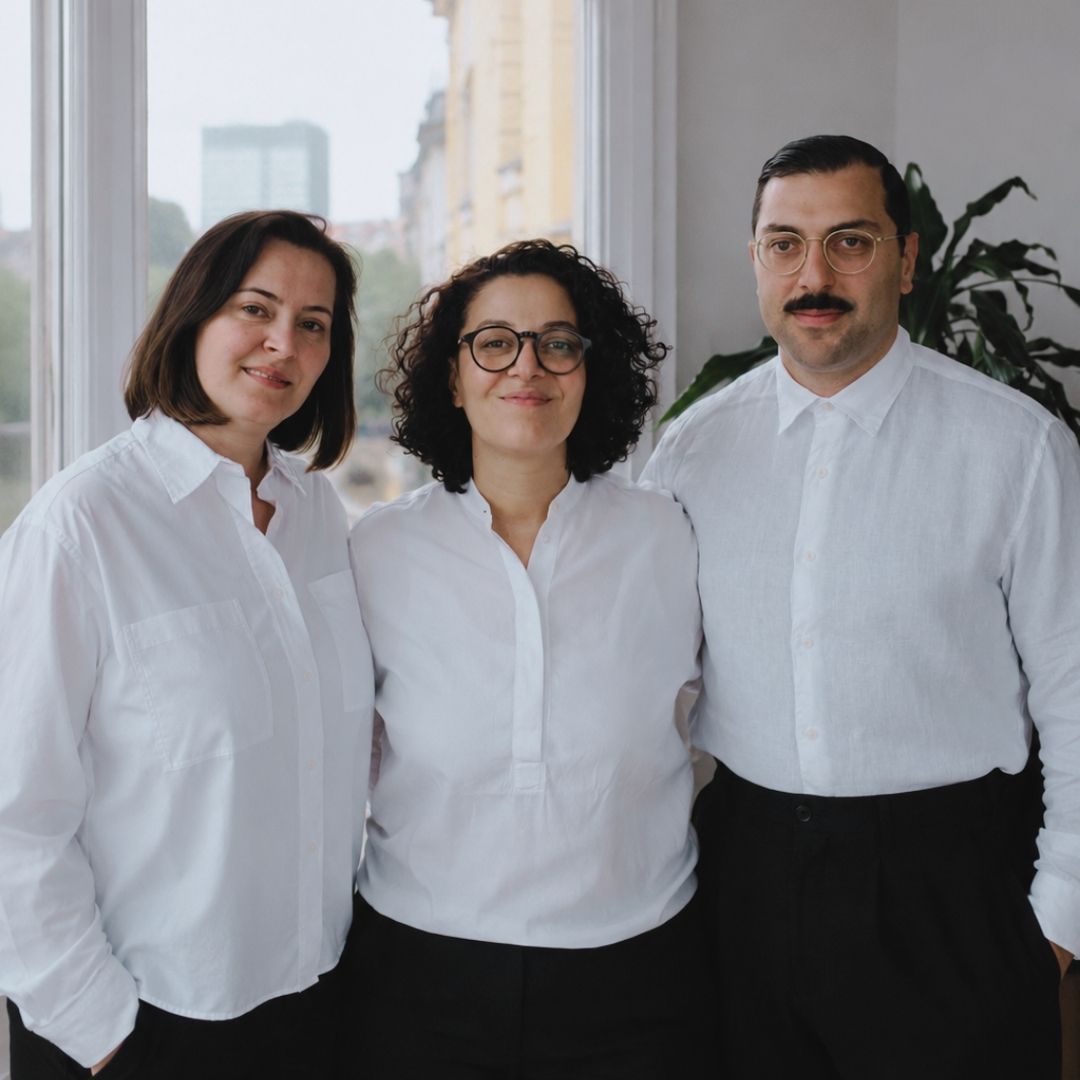 Drei Teammitglieder von Transaidency in weißen Hemden, in der Mitte Geschäftsführerin Jouanna Hassoun.