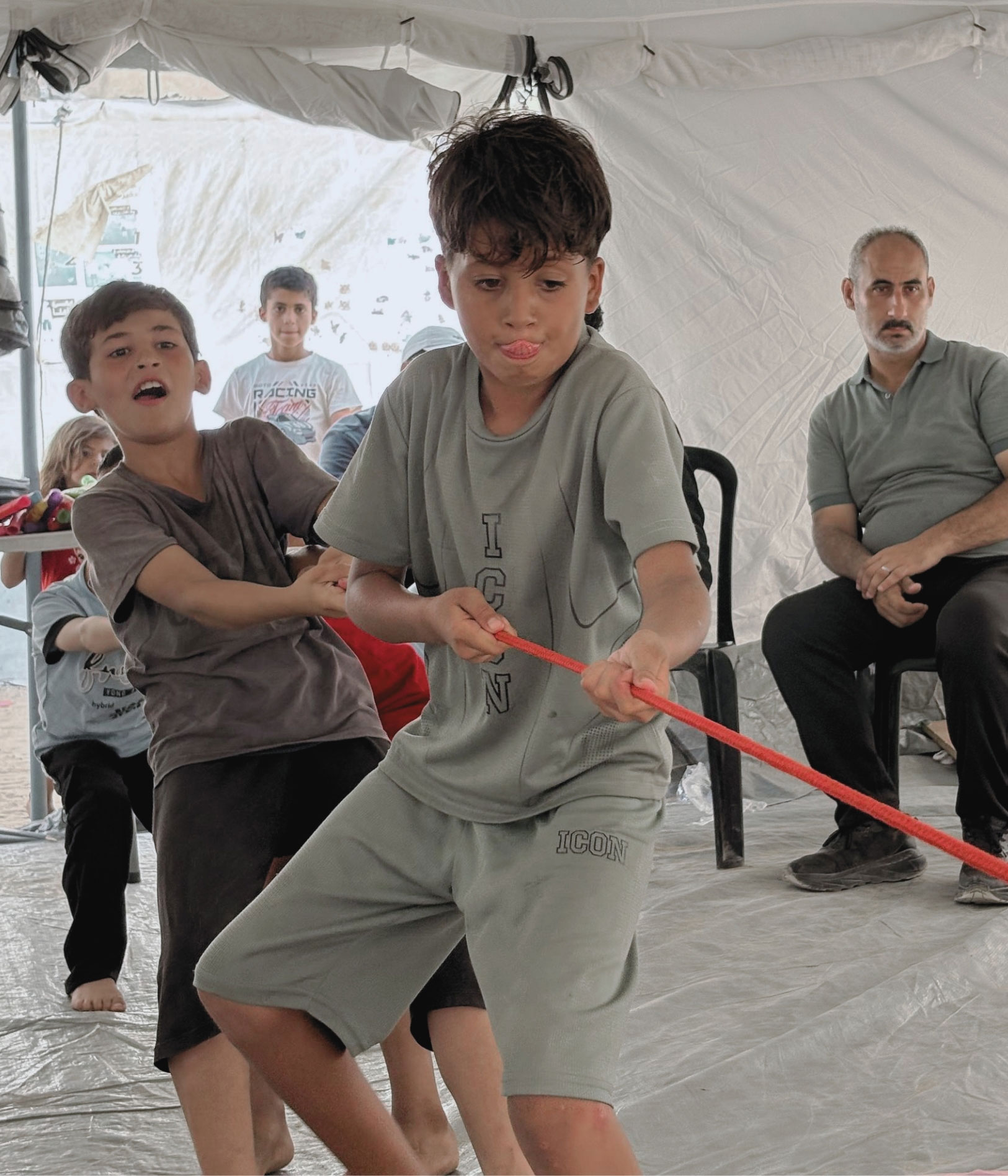 Kinder spielen Tauziehen bei einer Transaidency-Veranstaltung.