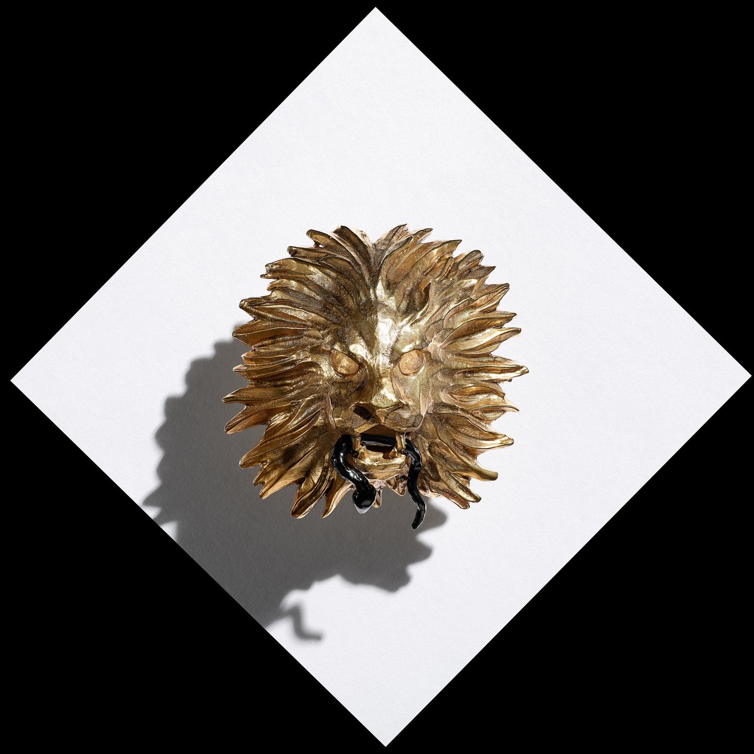 Broche lion en joaillerie, photographiée en macro