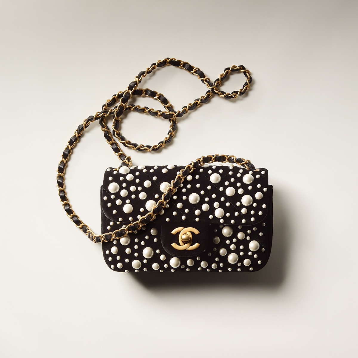 Sac à rabat noir orné de perles, chaine dorée, packshot