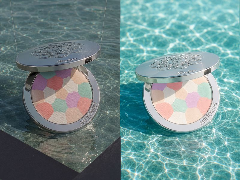 Poudre Météorites de Guerlain posée sur l'eau d'une piscine, avant retouche à gauche avec les fils de suspension visibles, après retouche à droite