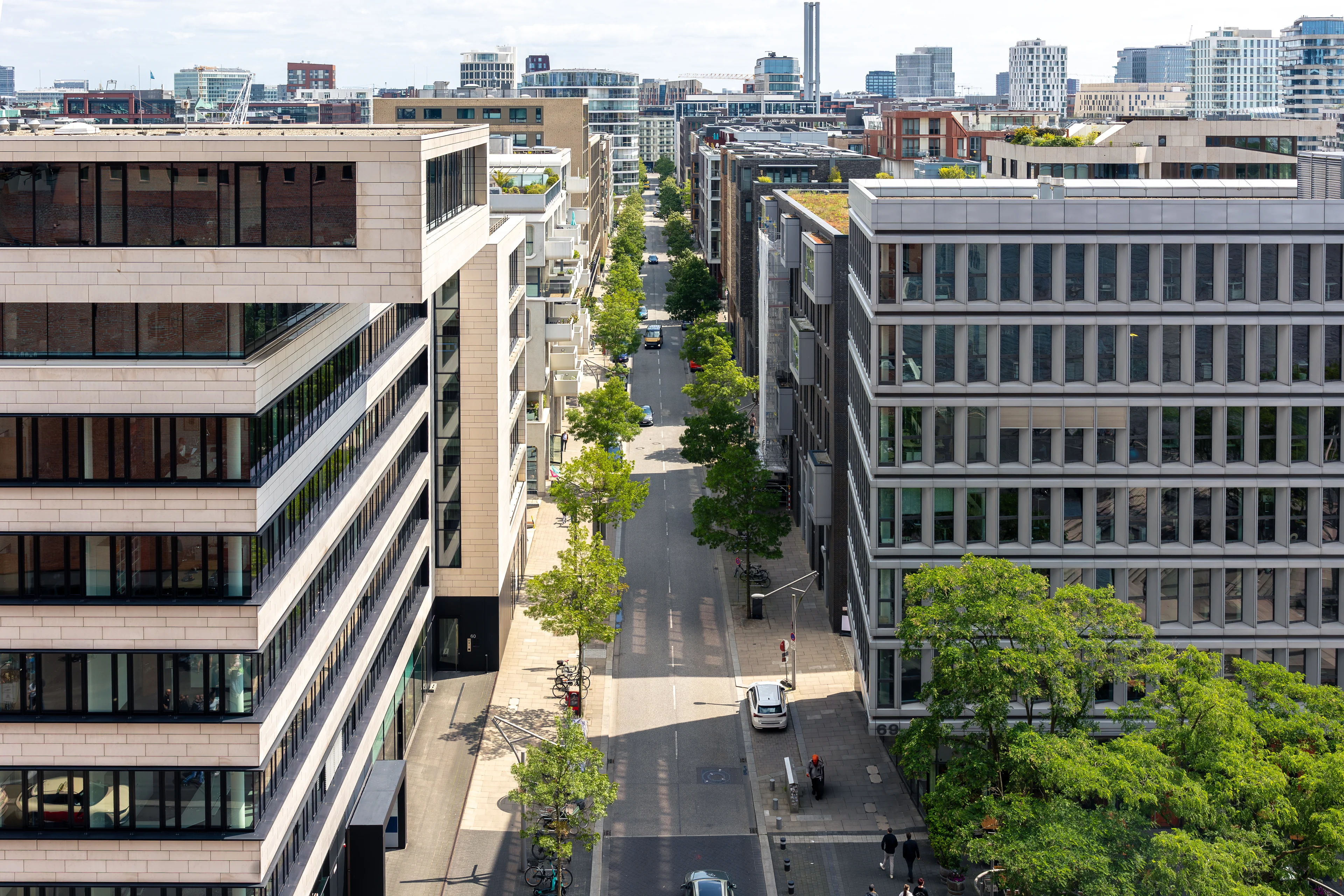 Vue haute d'un quartier neuf et de sa rue plantée