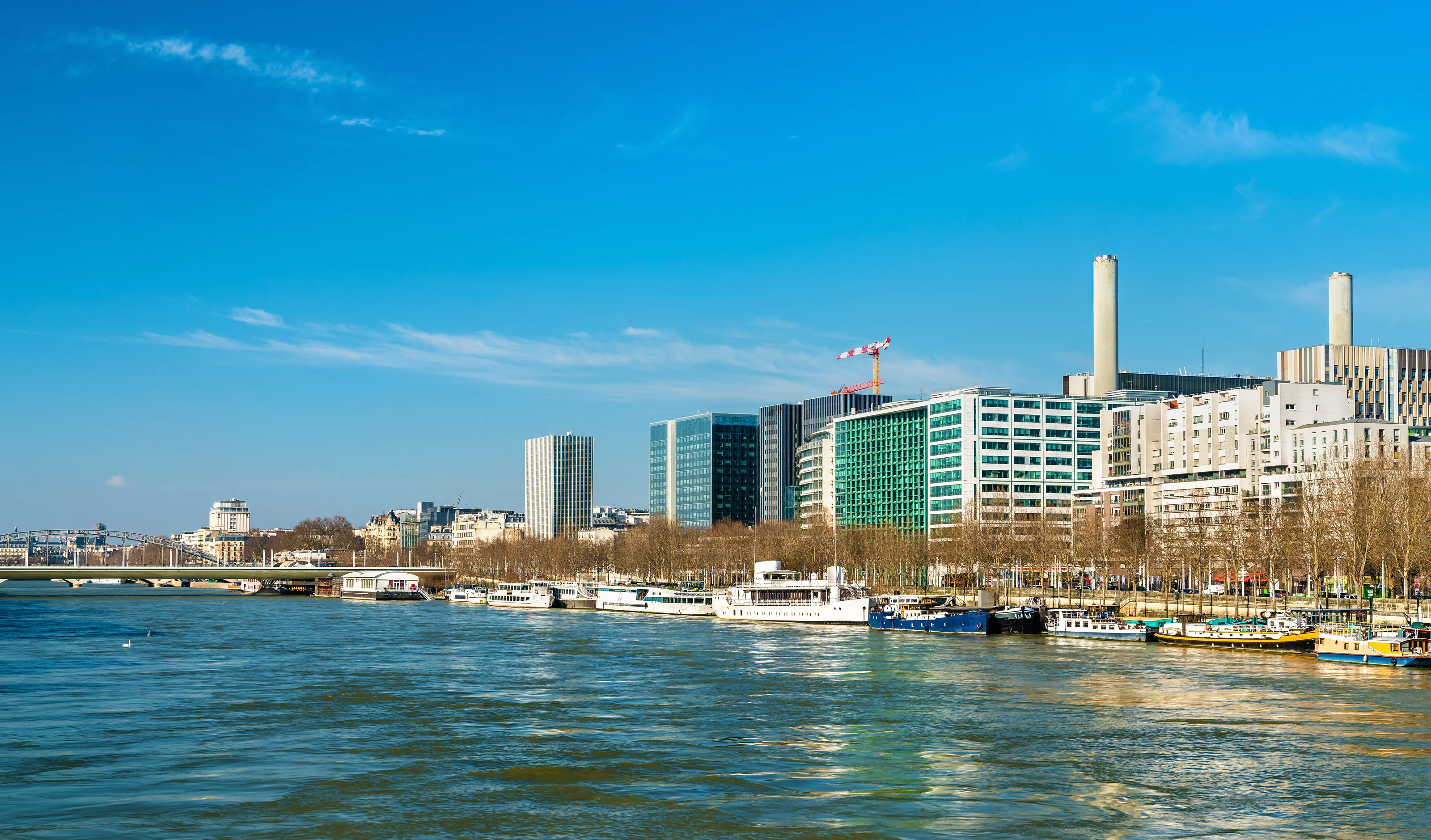 Immeubles du quai de Bercy au bord de la Seine, Paris