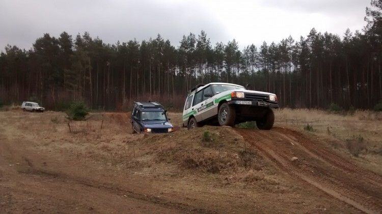 Land Rover Discovery tilted on a steep dirt mound while another 4x4 waits below, testing the inclinometer