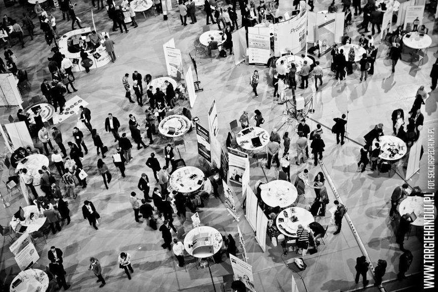 Overhead black and white view of visitors and exhibitor stands at a previous Targi eHandlu edition