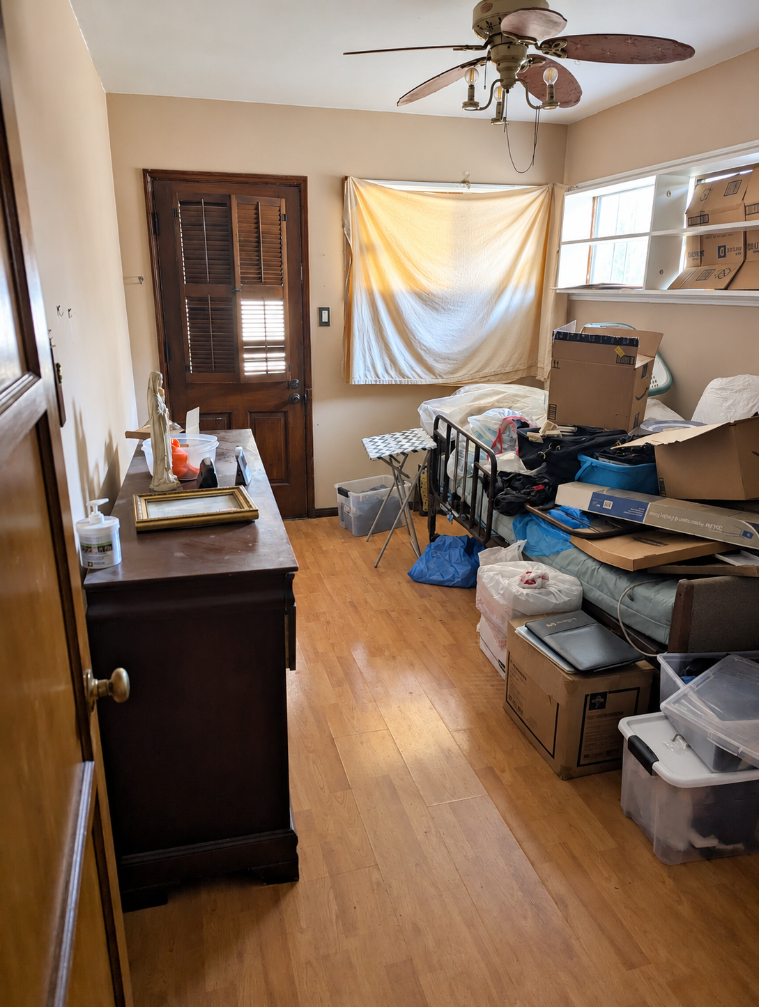 Bedroom before preparation, with belongings and boxes