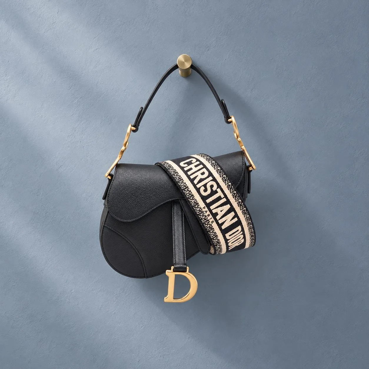 Schwarze Dior Saddle mit Schulterriemen