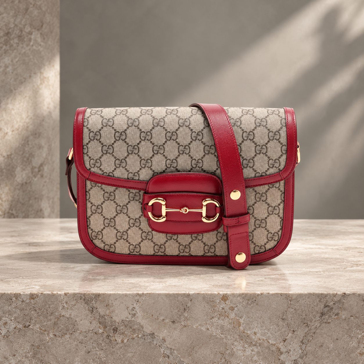 Gucci Schultertasche aus GG Canvas mit braunem Leder und Horsebit-Verschluss