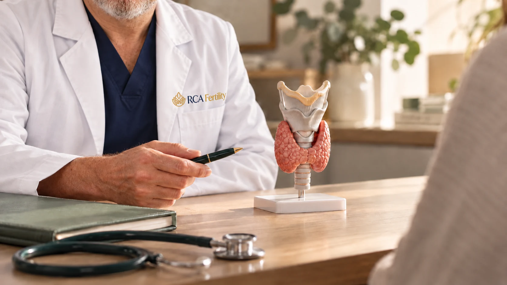 Médico de RCA analizando un modelo de tiroides durante una consulta
