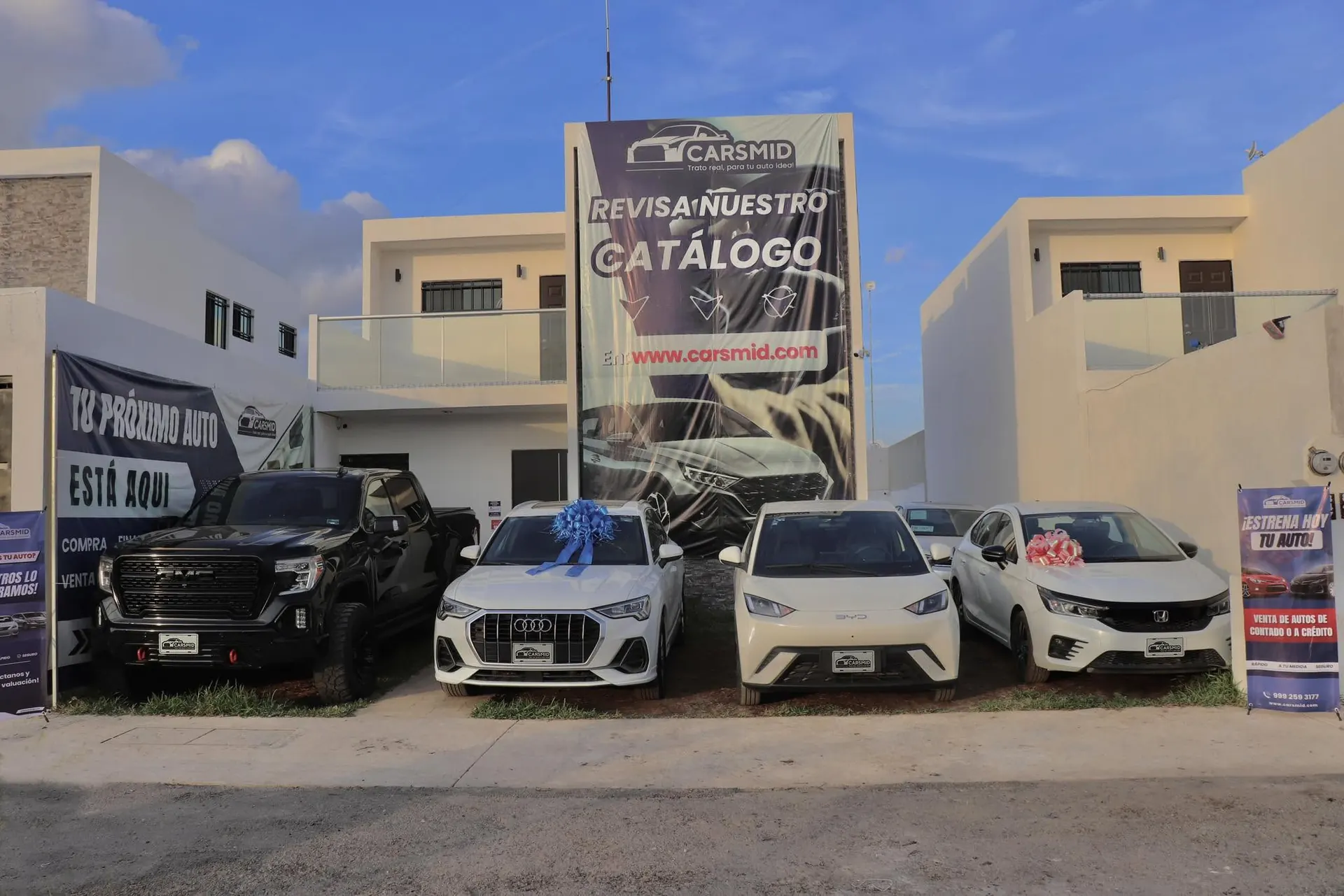 Lote de CarsMID en Mérida con autos seminuevos en exhibición