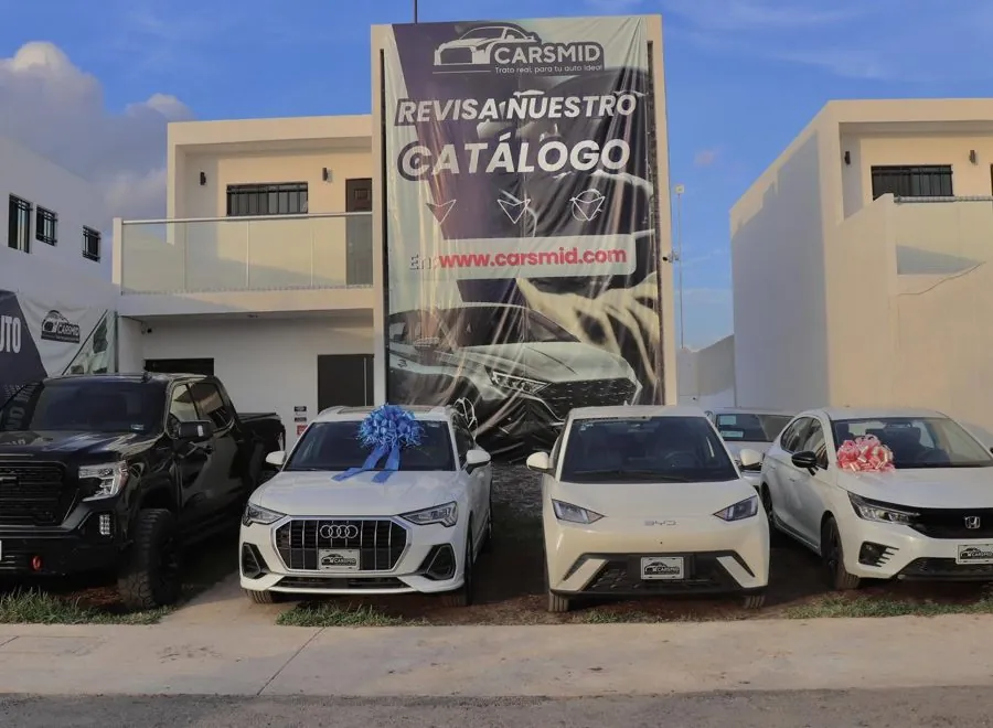 Fachada del lote de CARSMID en Mérida con autos en exhibición