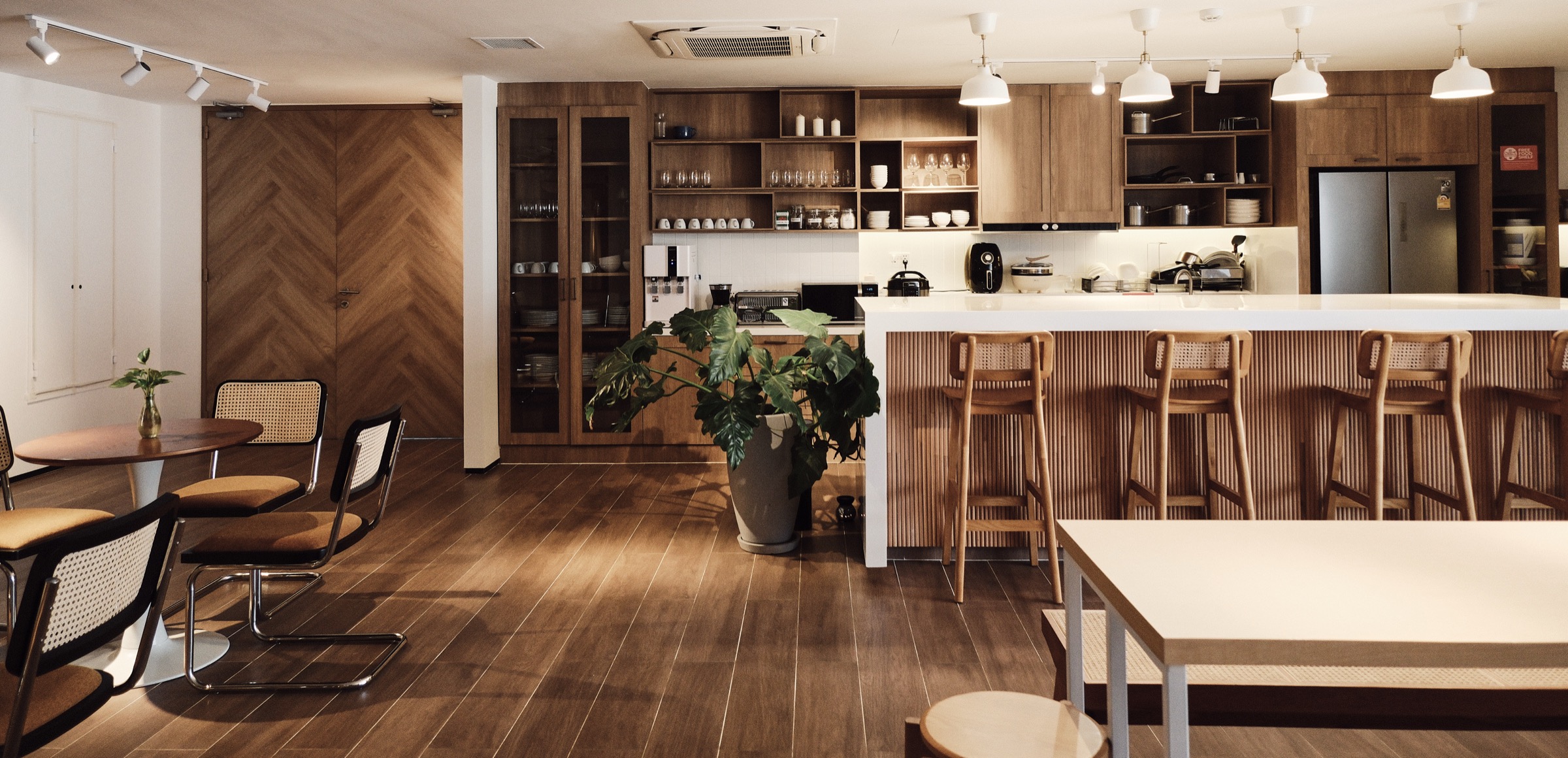 Open shelving, the island and the long table