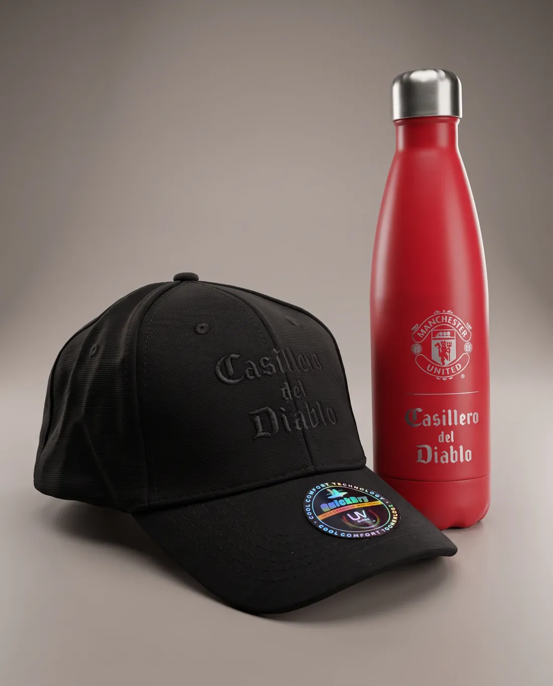 Svart Casillero del Diablo-keps och röd vattenflaska med Manchester United-emblem