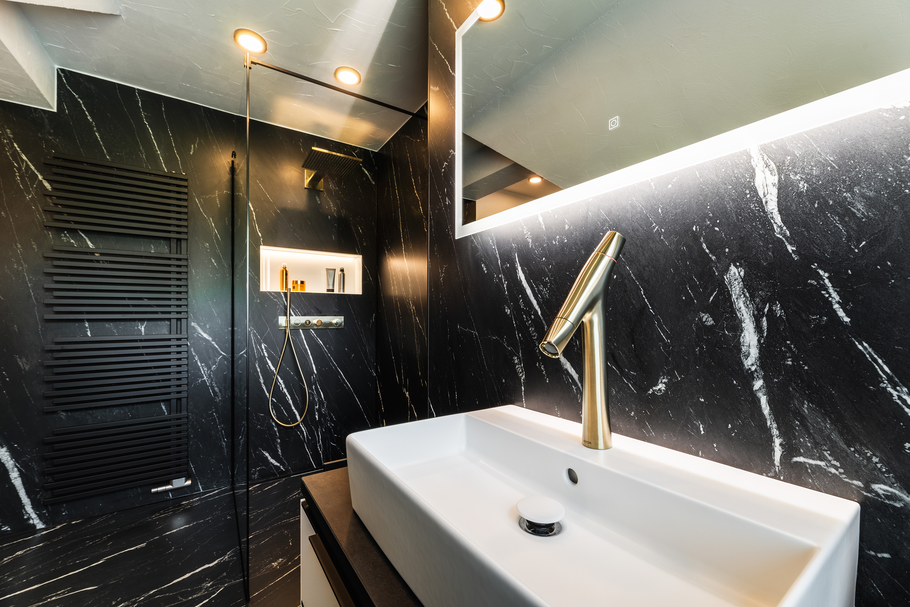 Anspruchsvolles modernes Badezimmer