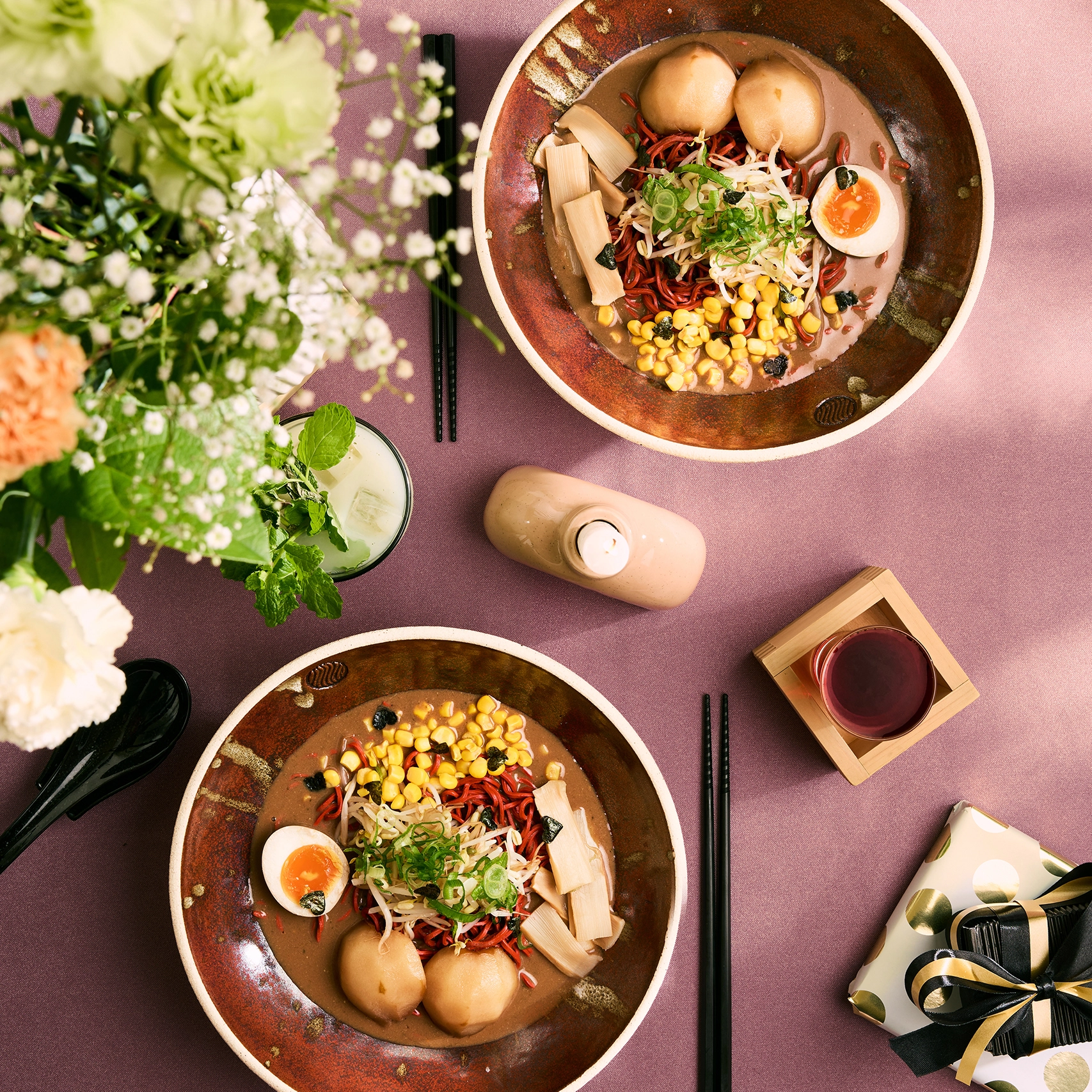 Foodfotografie ZuruZuru Ramen: twee kommen ramen op paars tafelkleed
