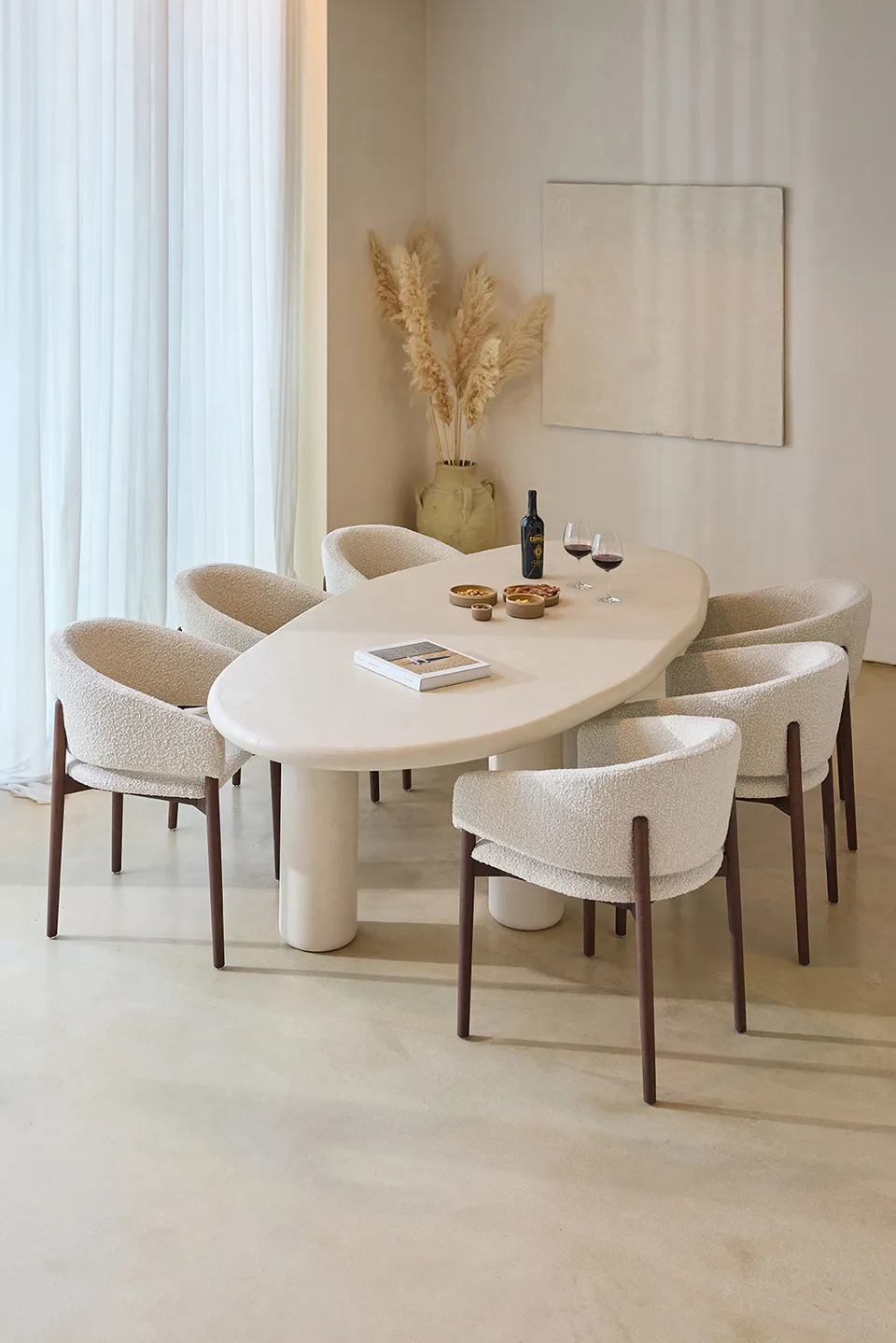 Interieurfoto voor Juntoo: eethoek met ovale tafel en zes crèmekleurige stoelen