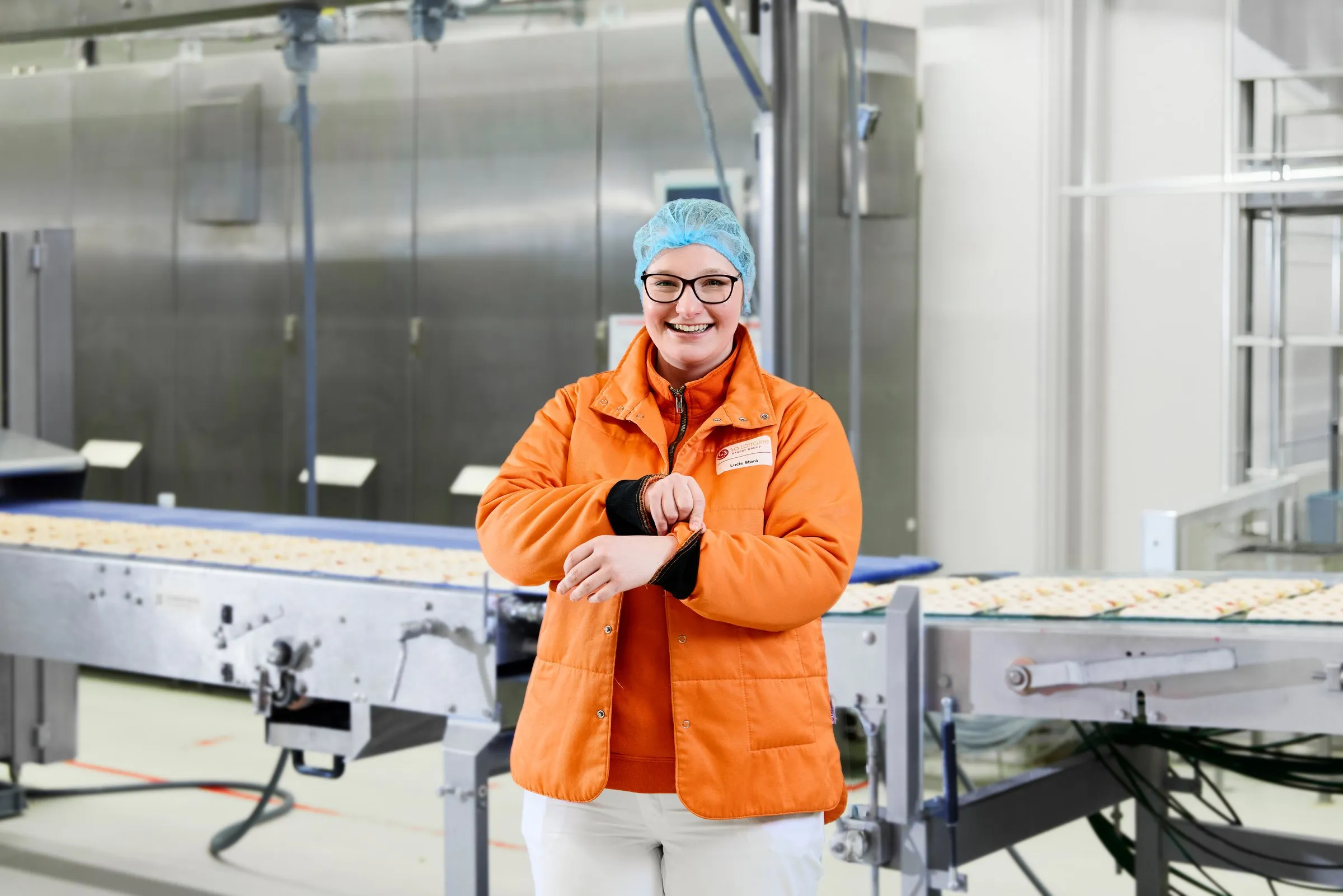 Keyvisual La Lorraine Tsjechië: medewerker met bril in de productiehal