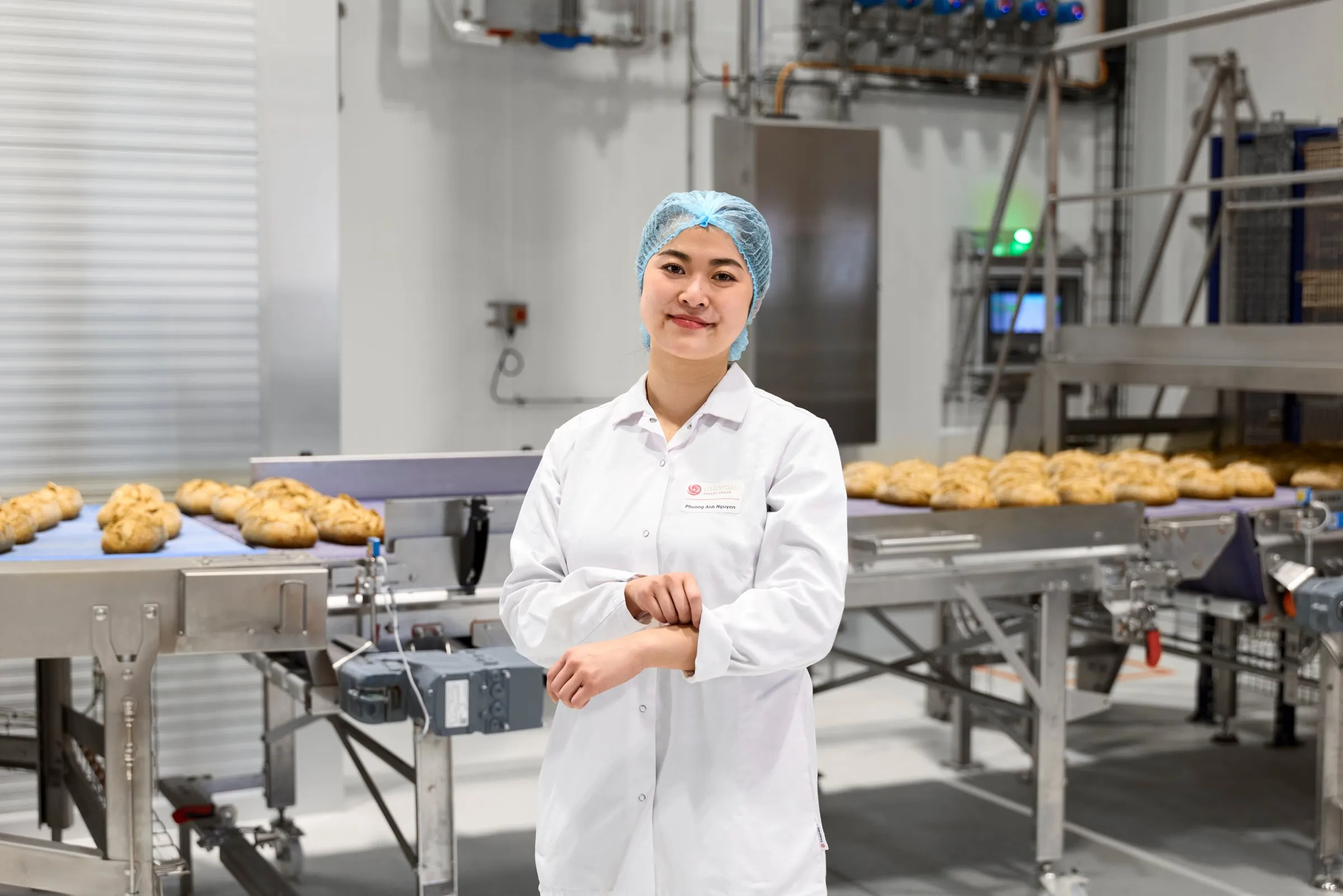 Keyvisual La Lorraine Tsjechië: productiemedewerker aan de broodlijn