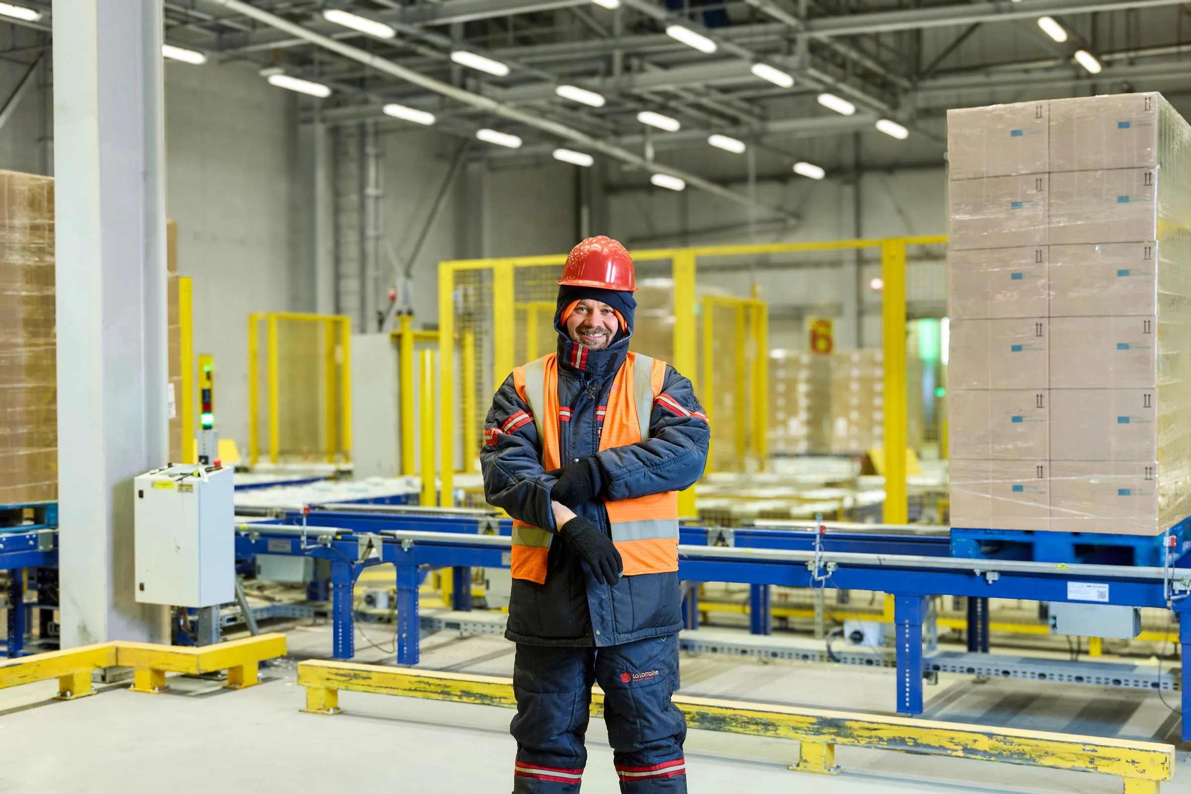 Keyvisual La Lorraine Polen: magazijnier met helm in het distributiecentrum