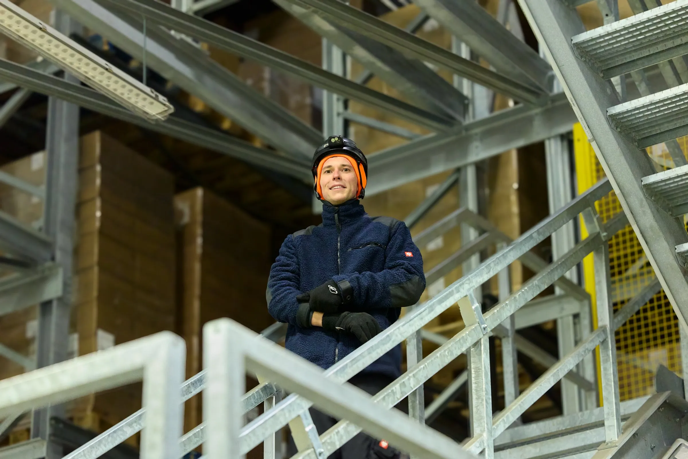 Keyvisual La Lorraine Polen: technicus met helm op een stalen trap