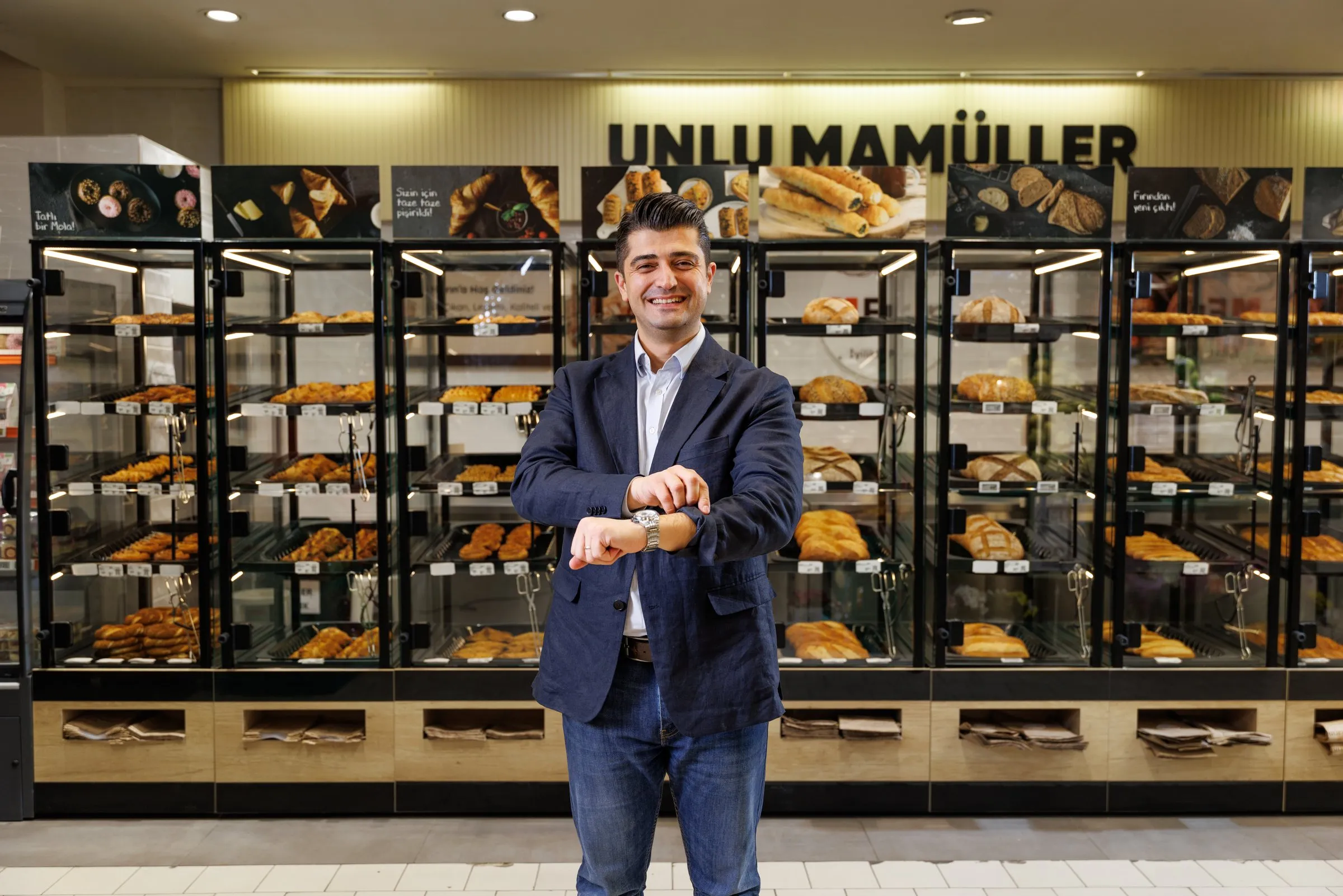 Keyvisual La Lorraine Turkije: man in blazer voor een bakkerstoonbank