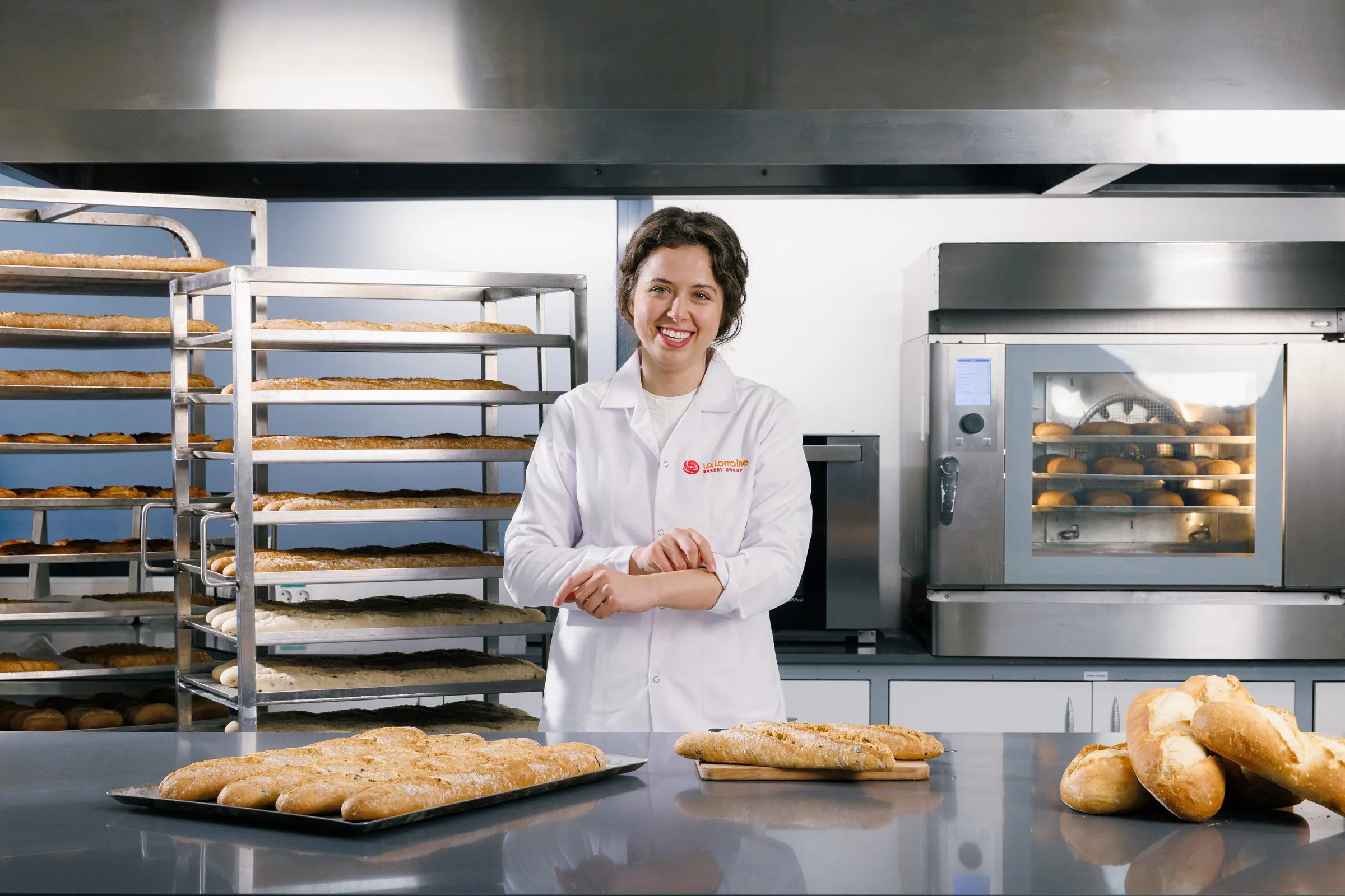 Keyvisual La Lorraine Turkije: bakker in een bakkerij met vers brood